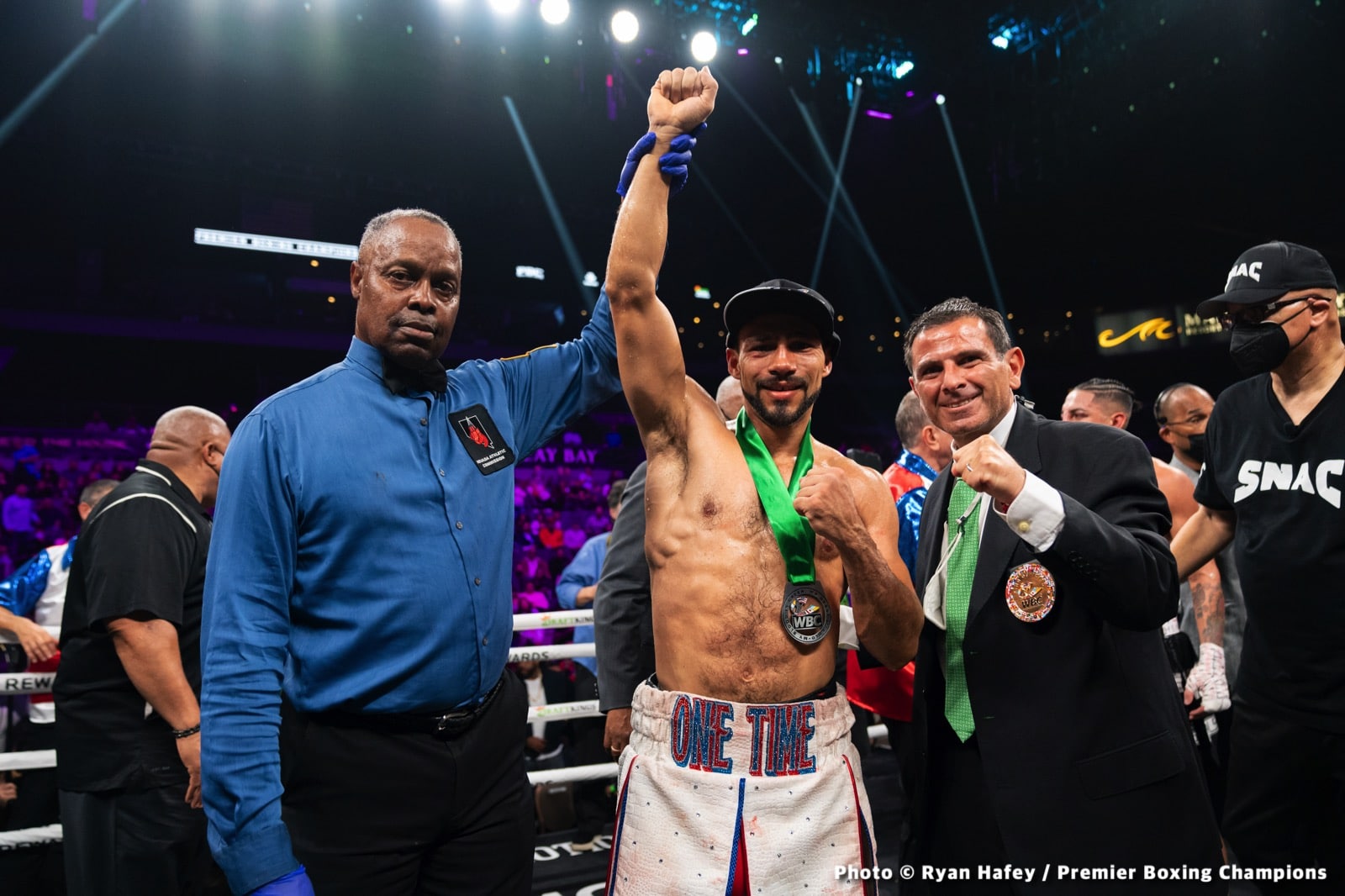 Photos: Thurman defeats Barrios, Santa Cruz Dominates Carbajal