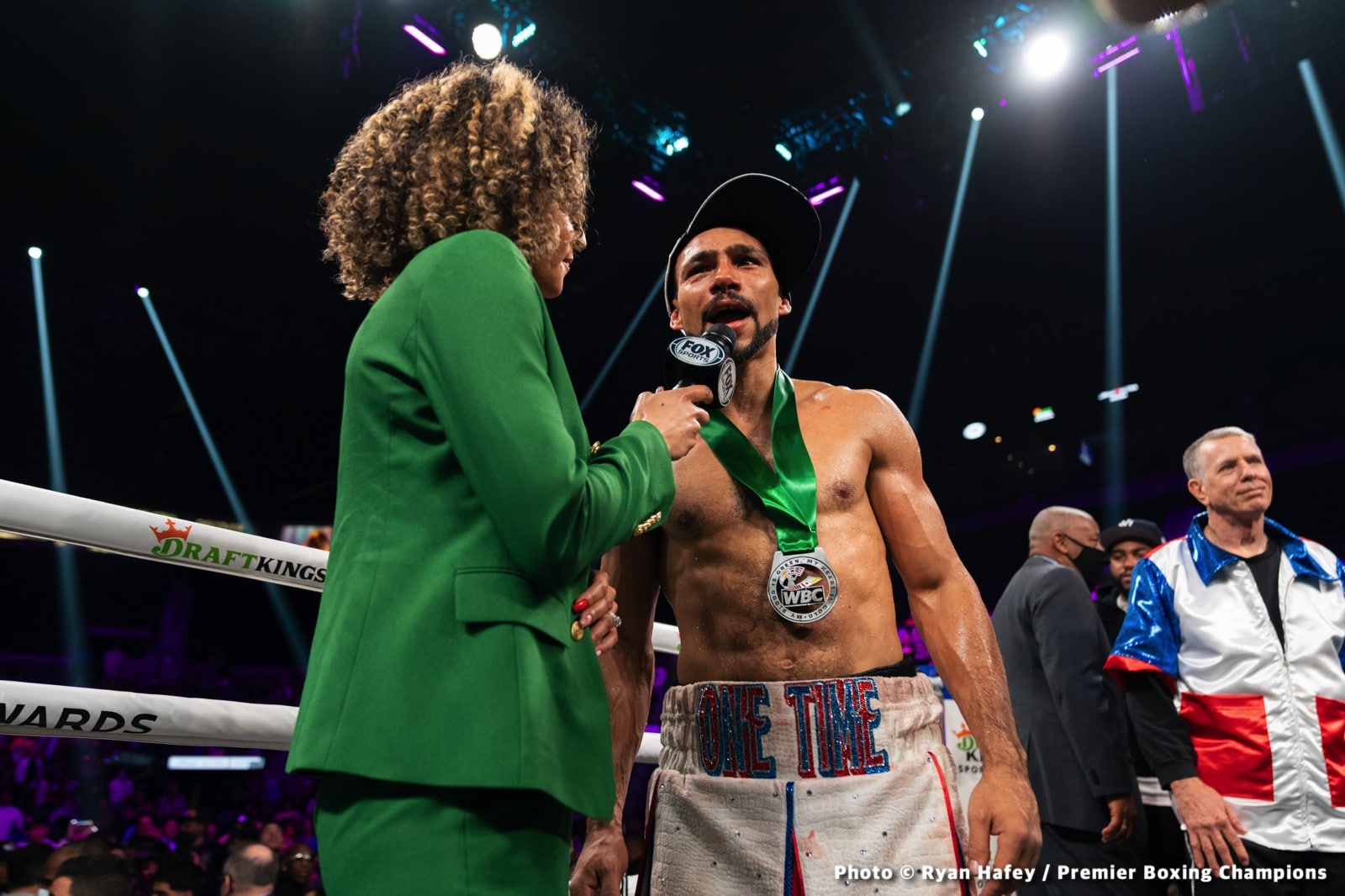 Photos: Thurman defeats Barrios, Santa Cruz Dominates Carbajal