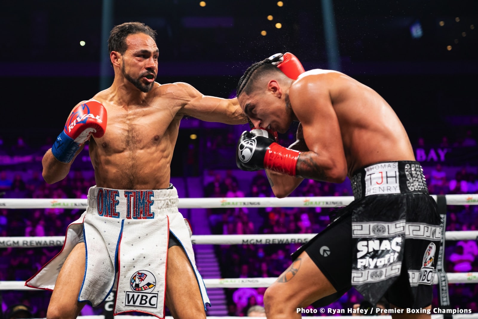 Photos: Thurman defeats Barrios, Santa Cruz Dominates Carbajal