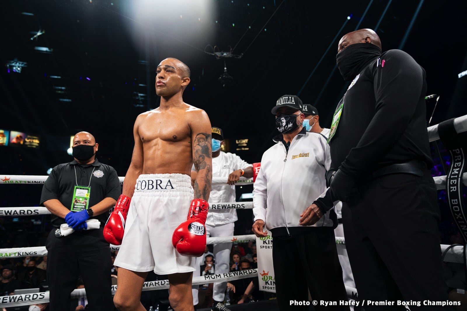 Photos: Thurman defeats Barrios, Santa Cruz Dominates Carbajal