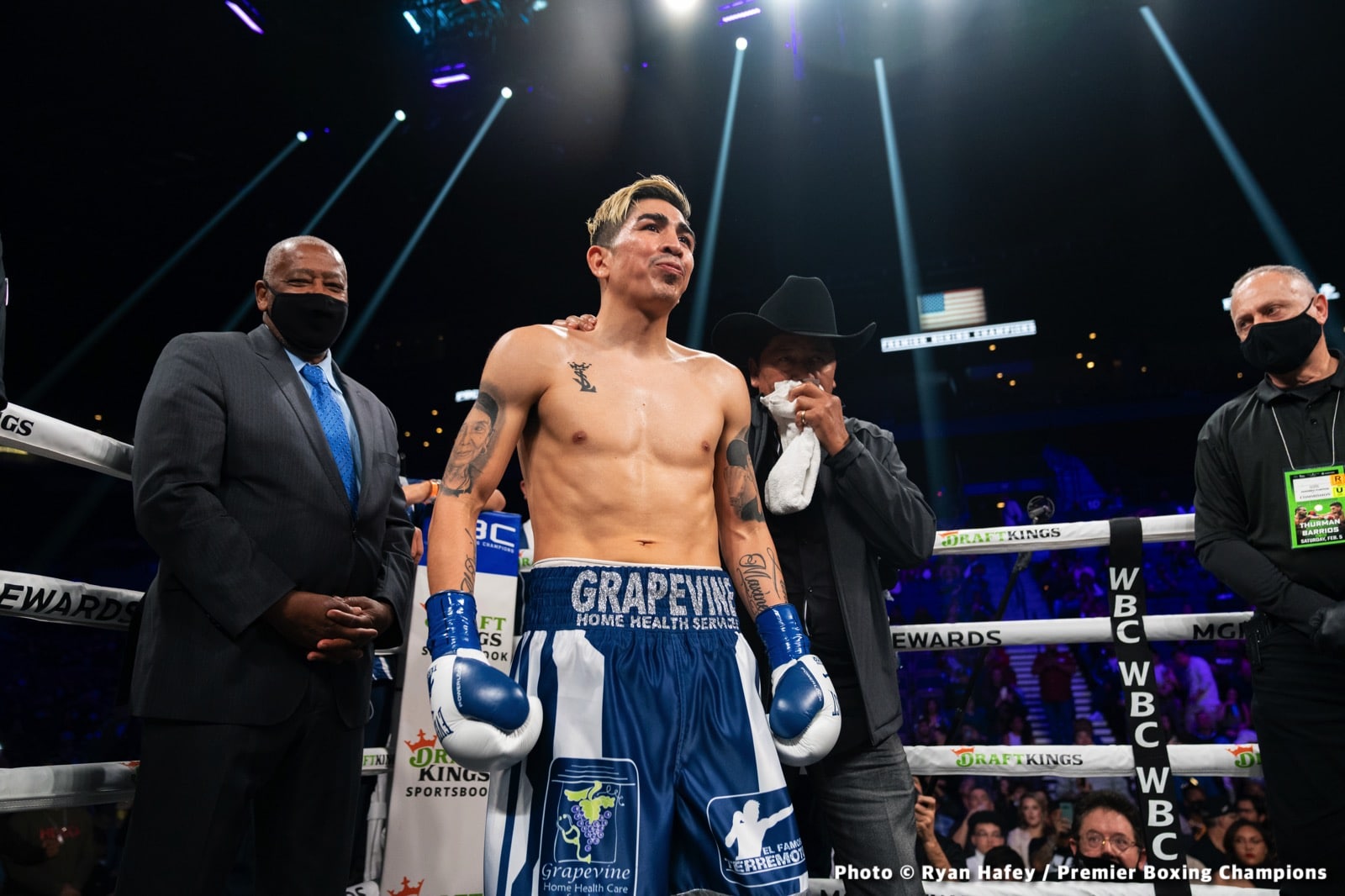 Photos: Thurman defeats Barrios, Santa Cruz Dominates Carbajal