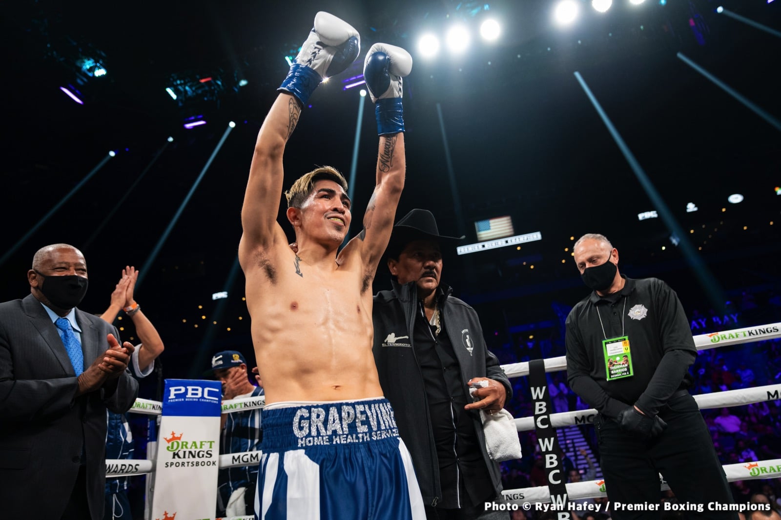 Photos: Thurman defeats Barrios, Santa Cruz Dominates Carbajal