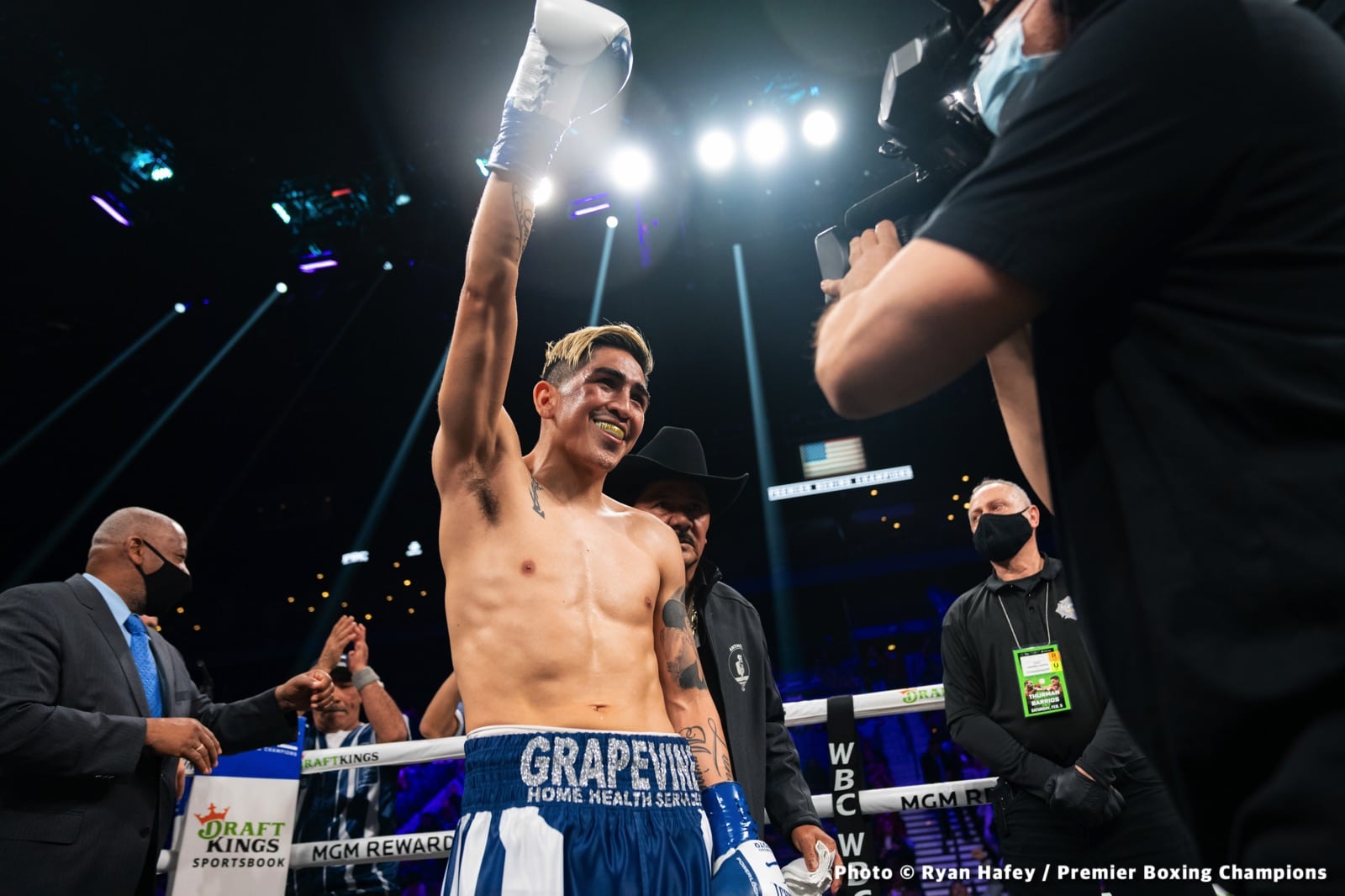 Photos: Thurman defeats Barrios, Santa Cruz Dominates Carbajal
