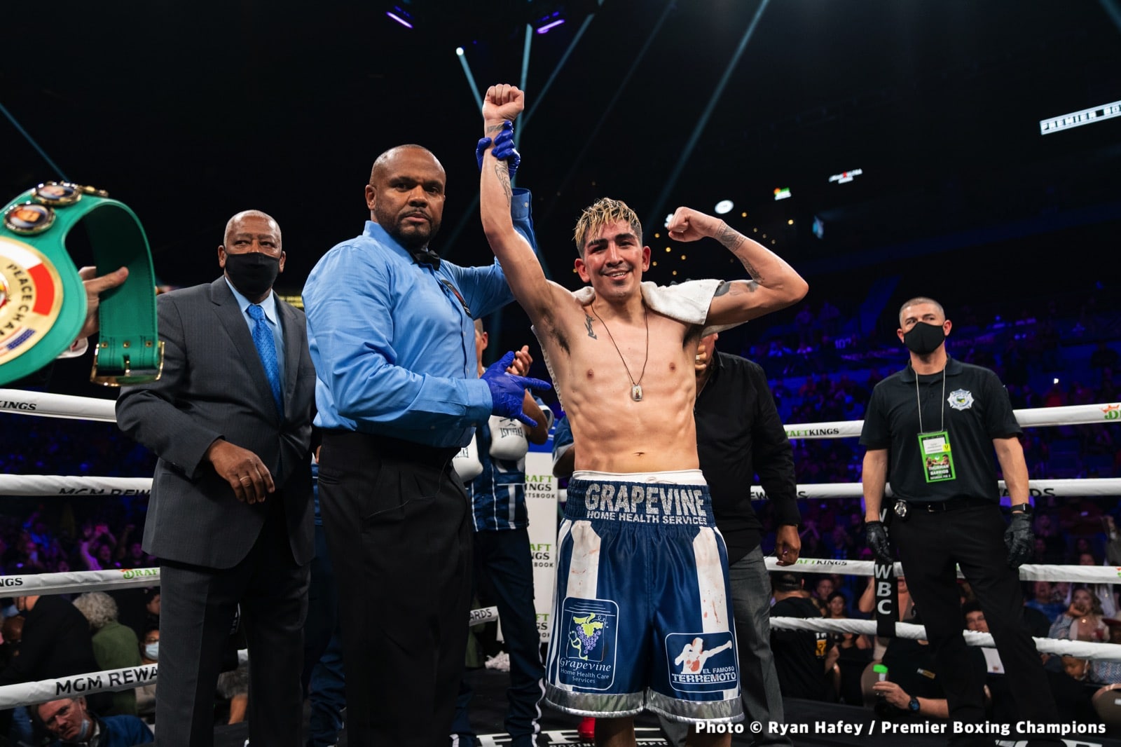 Photos: Thurman defeats Barrios, Santa Cruz Dominates Carbajal
