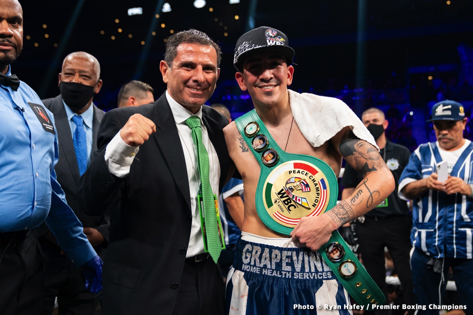 Photos: Thurman defeats Barrios, Santa Cruz Dominates Carbajal