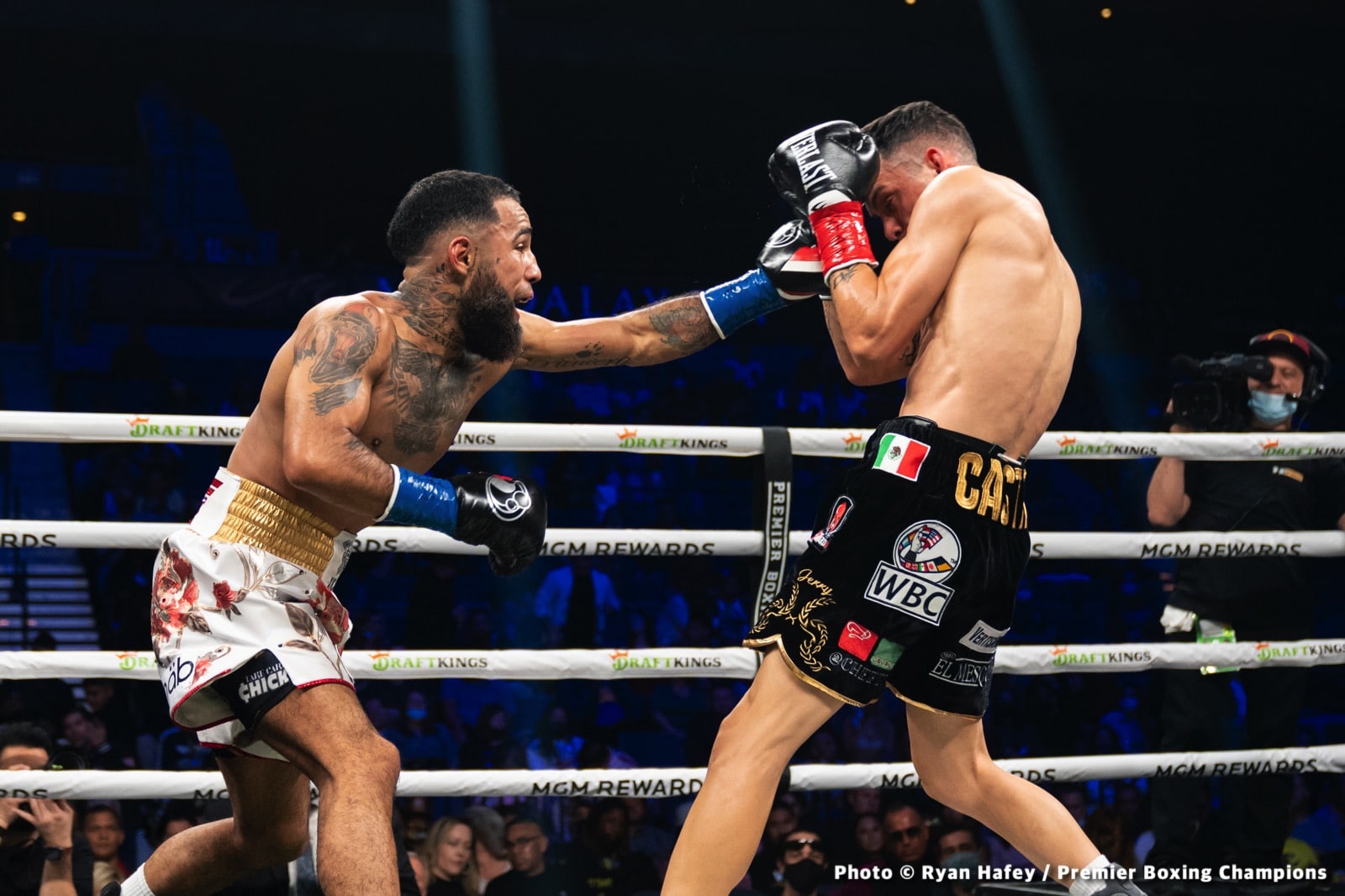 Photos: Thurman defeats Barrios, Santa Cruz Dominates Carbajal