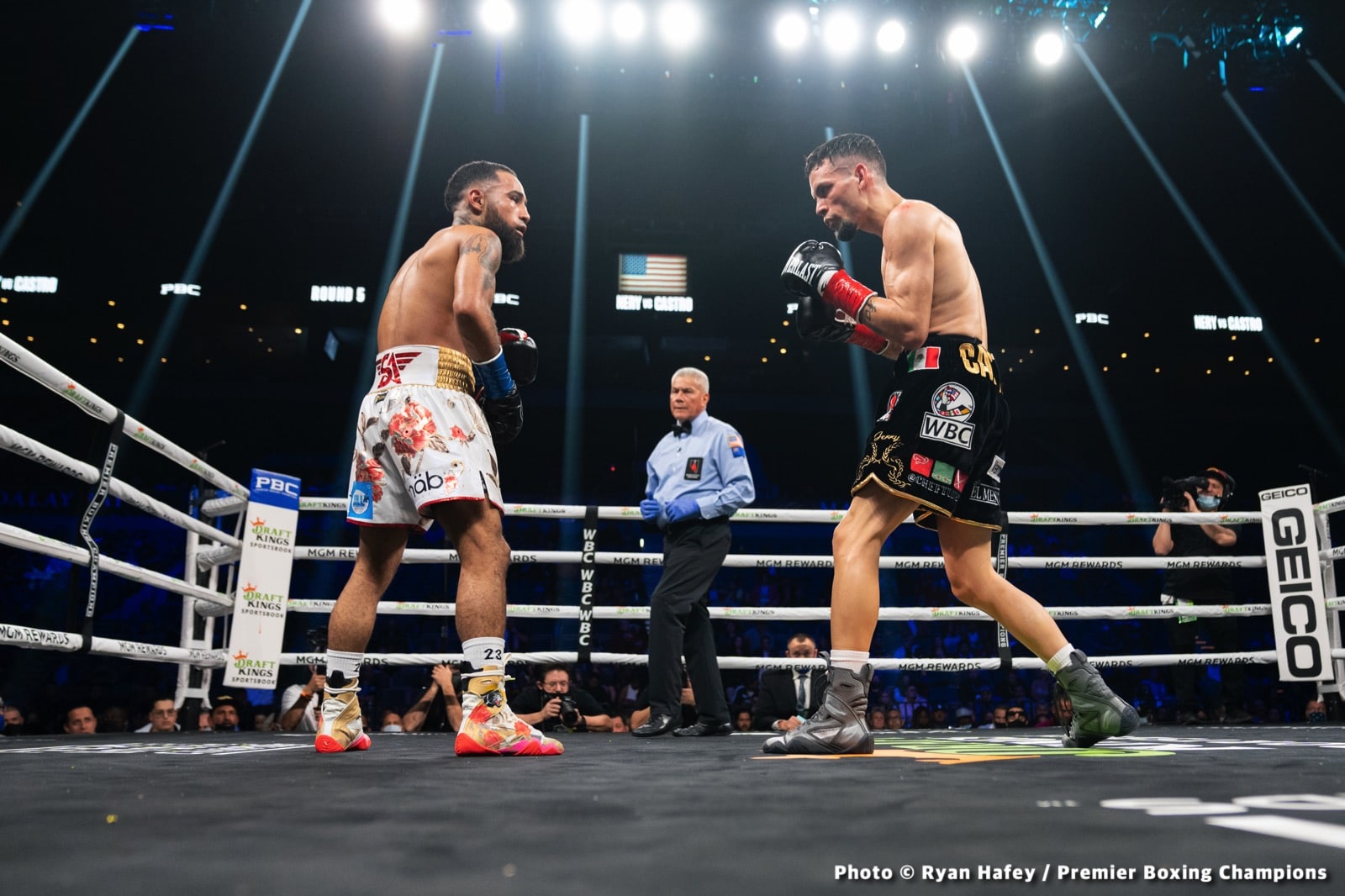 Photos: Thurman defeats Barrios, Santa Cruz Dominates Carbajal
