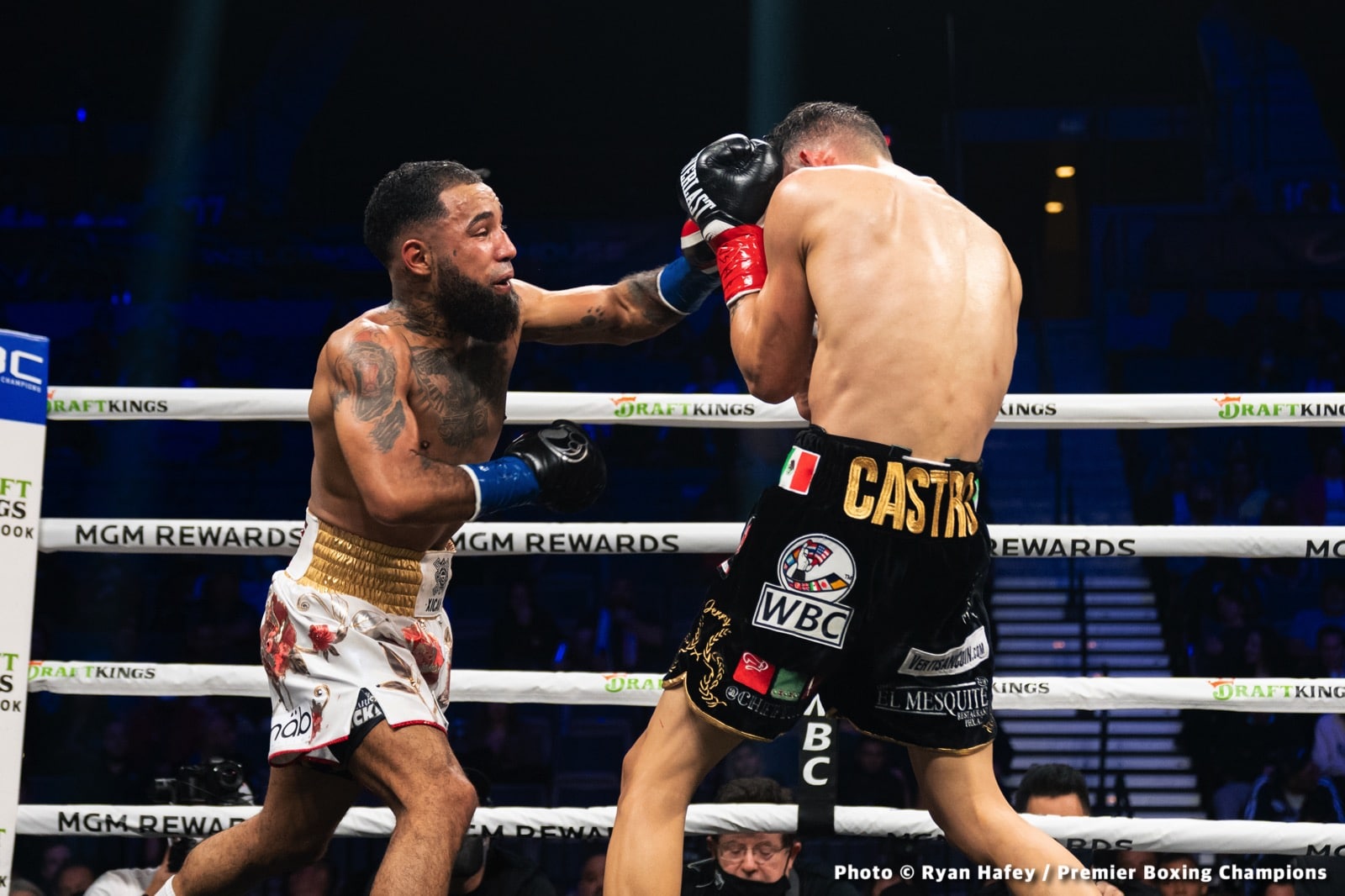 Photos: Thurman defeats Barrios, Santa Cruz Dominates Carbajal
