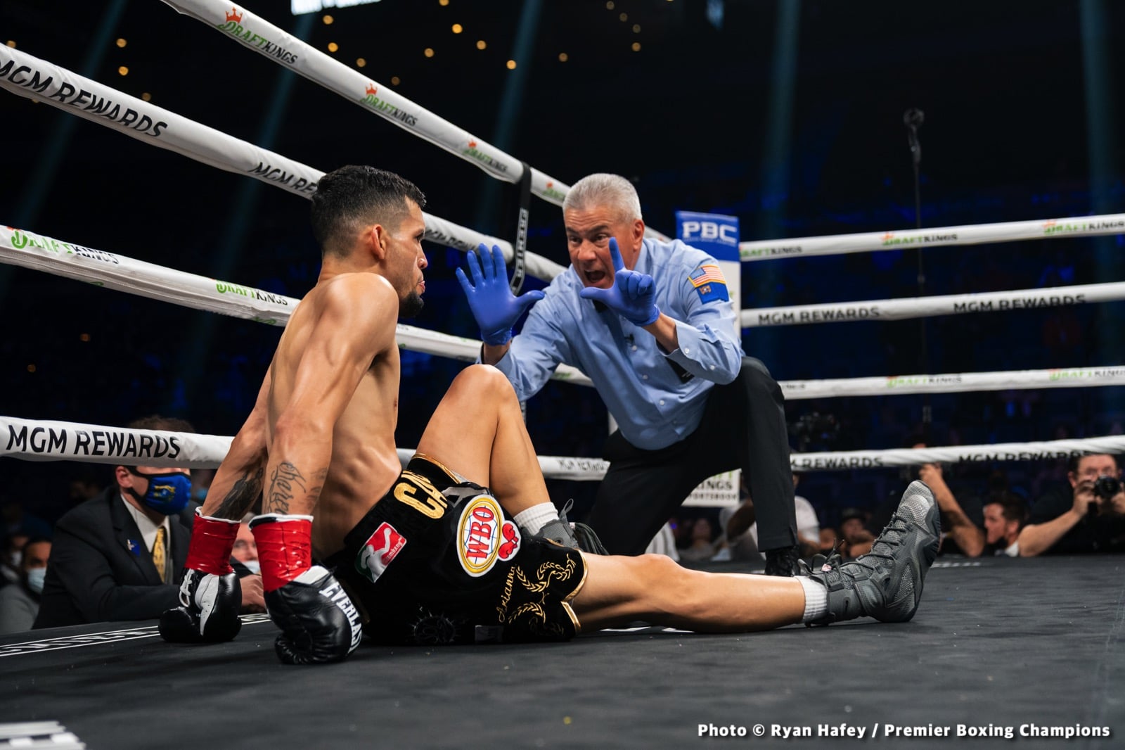 Photos: Thurman defeats Barrios, Santa Cruz Dominates Carbajal