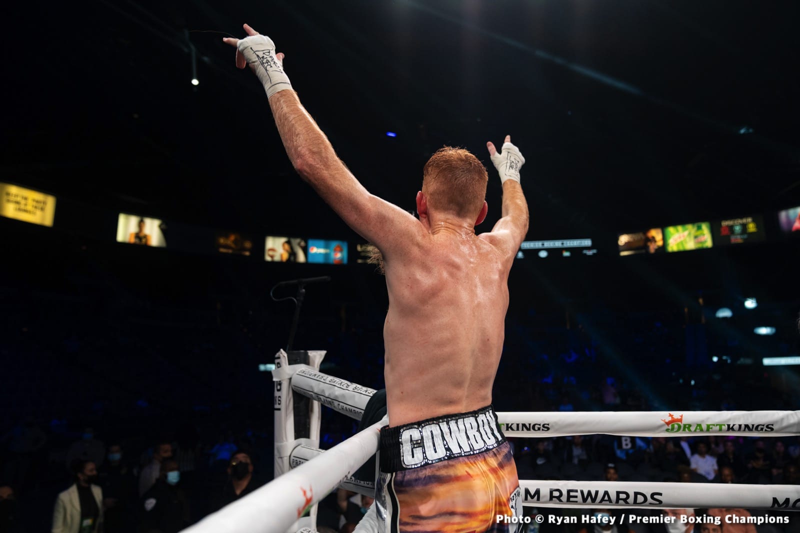 Photos: Thurman defeats Barrios, Santa Cruz Dominates Carbajal