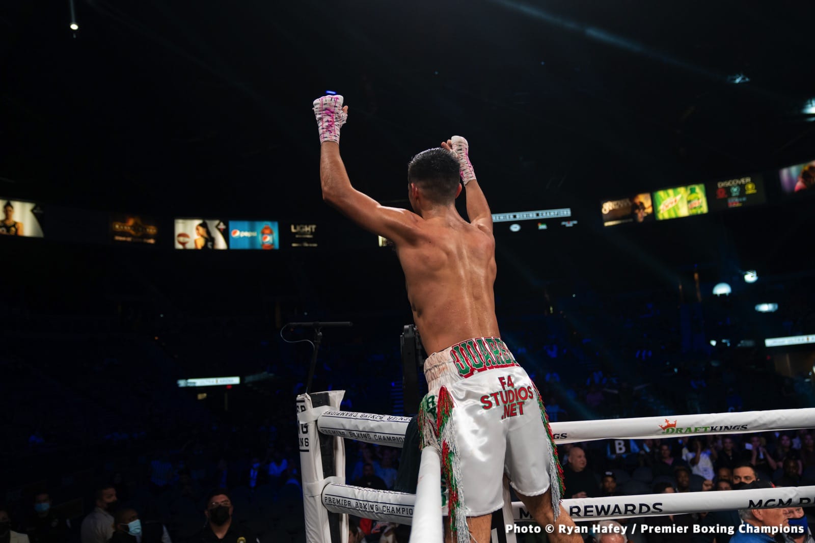 Photos: Thurman defeats Barrios, Santa Cruz Dominates Carbajal