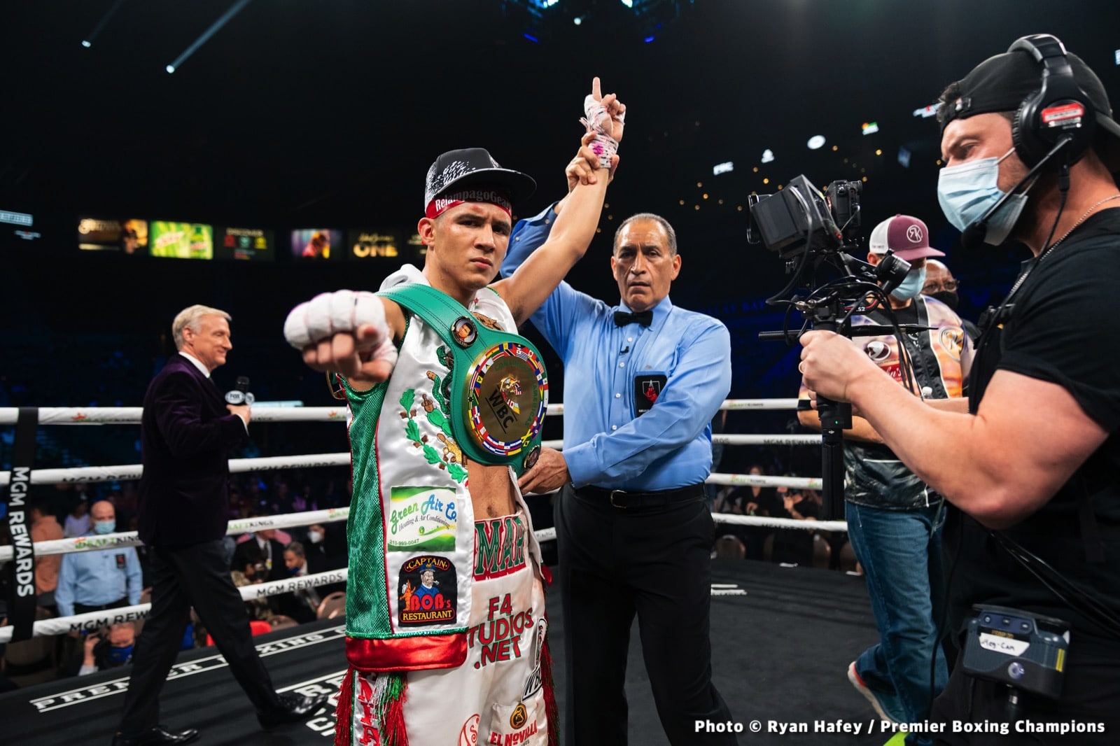 Photos: Thurman defeats Barrios, Santa Cruz Dominates Carbajal