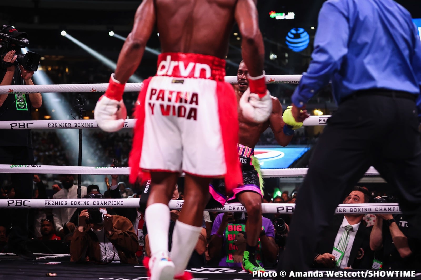 Photos: Spence TKOs Ugas in 10th, Cruz Dominates Gamboa