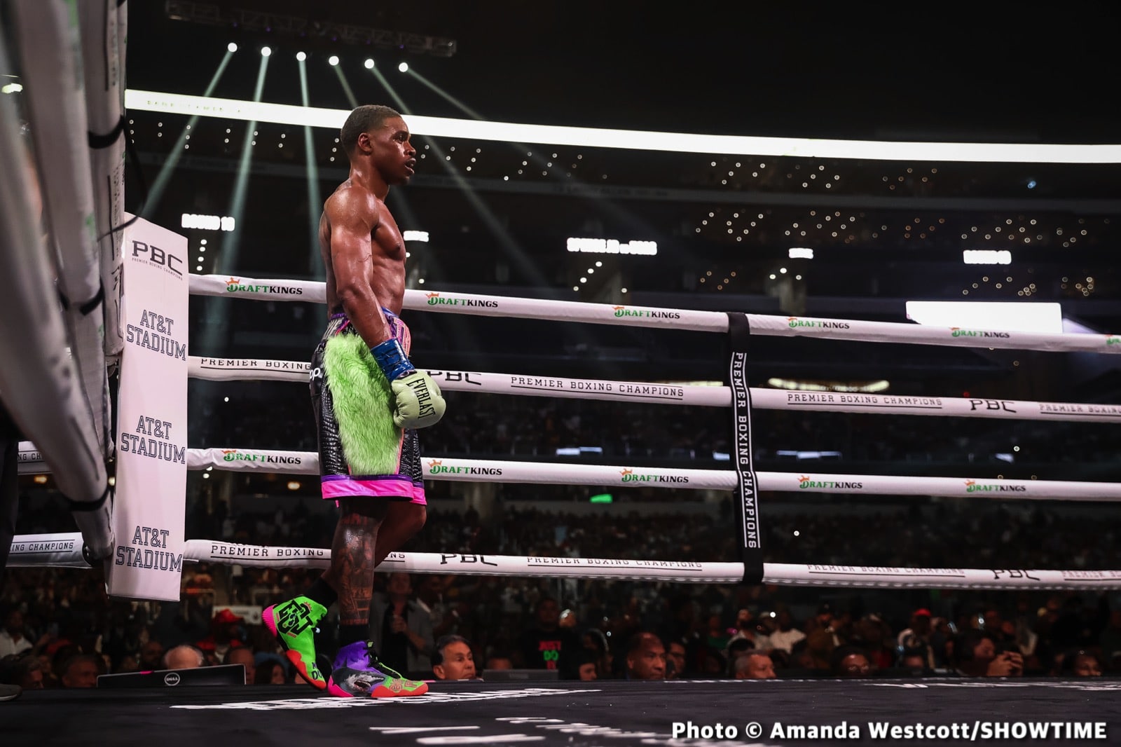 Photos: Spence TKOs Ugas in 10th, Cruz Dominates Gamboa