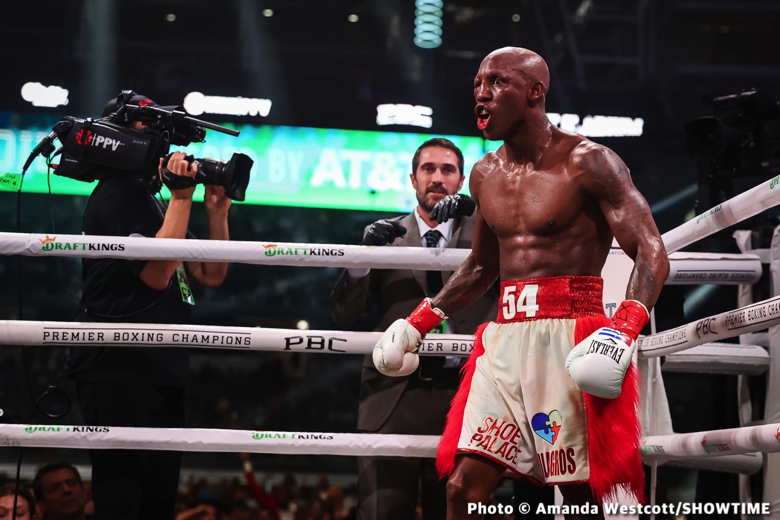 Photos: Spence TKOs Ugas in 10th, Cruz Dominates Gamboa
