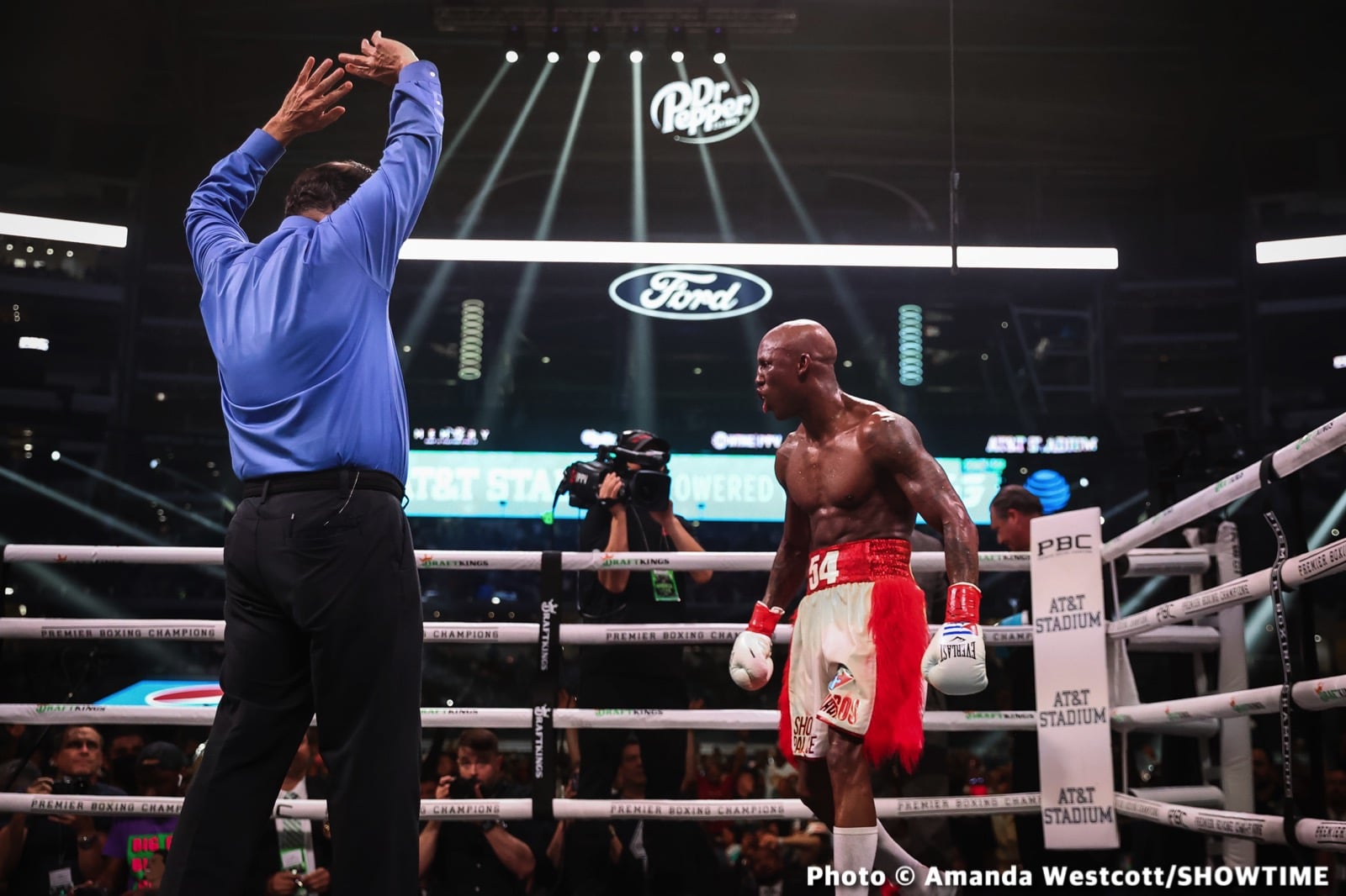 Photos: Spence TKOs Ugas in 10th, Cruz Dominates Gamboa
