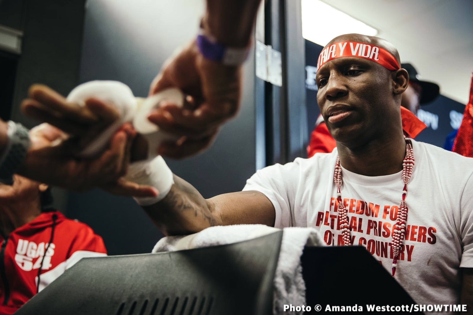 Photos: Spence TKOs Ugas in 10th, Cruz Dominates Gamboa