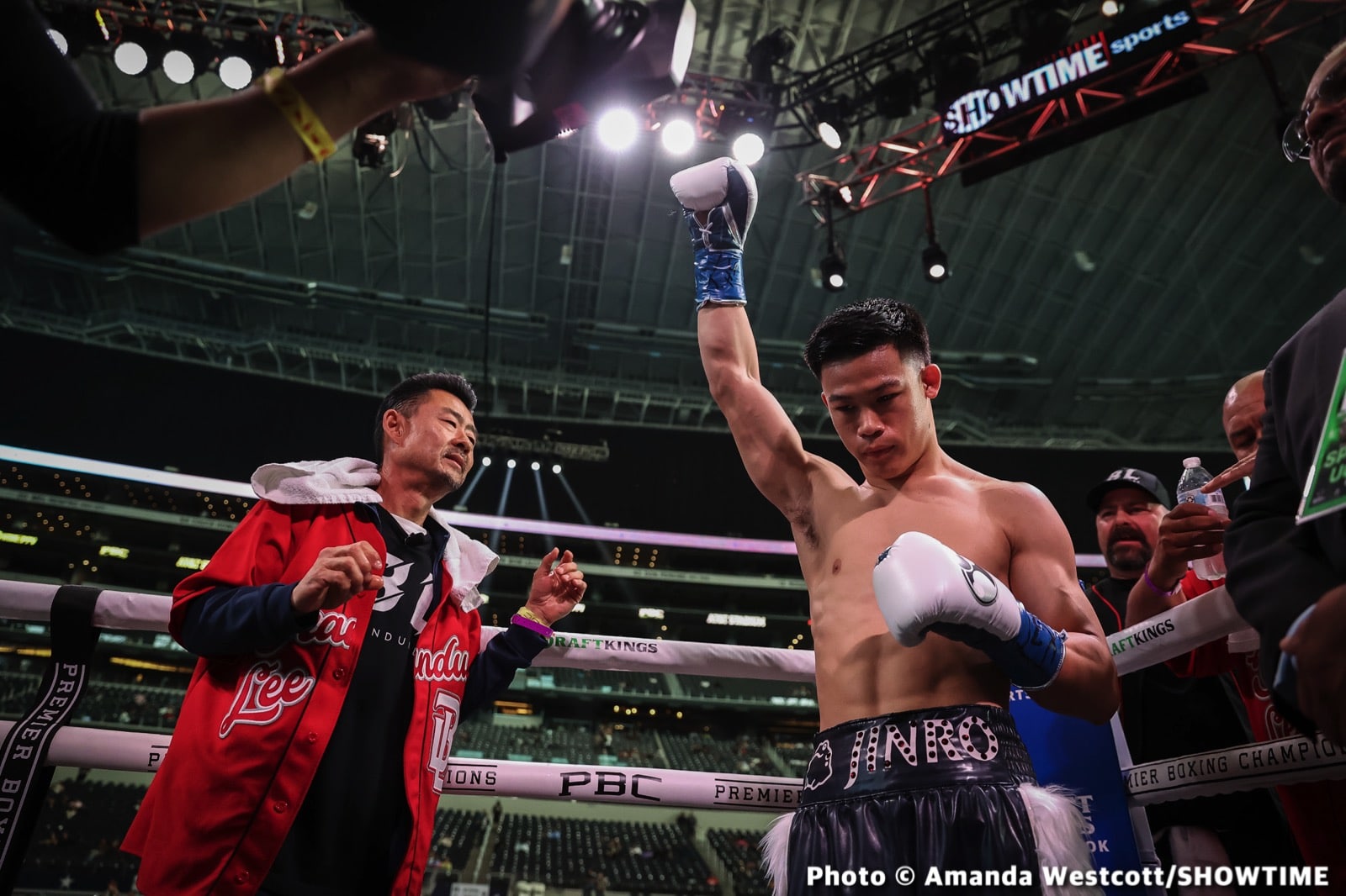 Photos: Spence TKOs Ugas in 10th, Cruz Dominates Gamboa