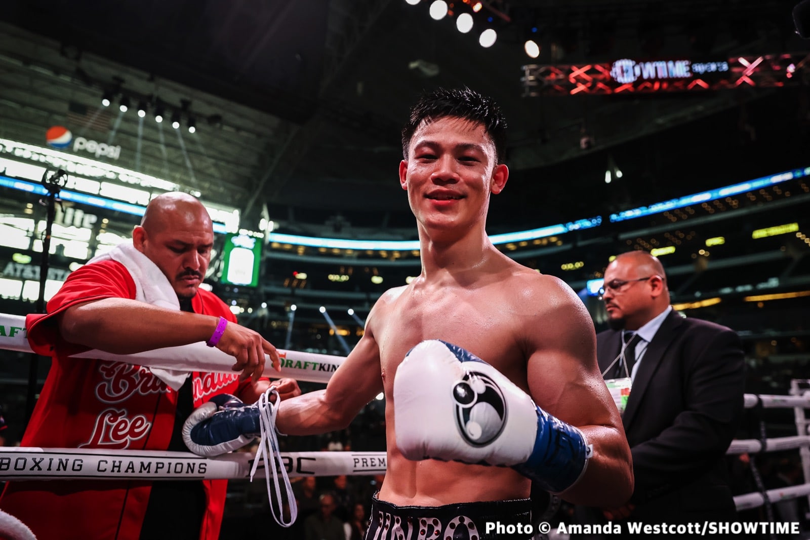 Photos: Spence TKOs Ugas in 10th, Cruz Dominates Gamboa