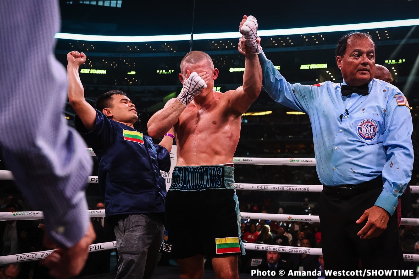 Photos: Spence TKOs Ugas in 10th, Cruz Dominates Gamboa