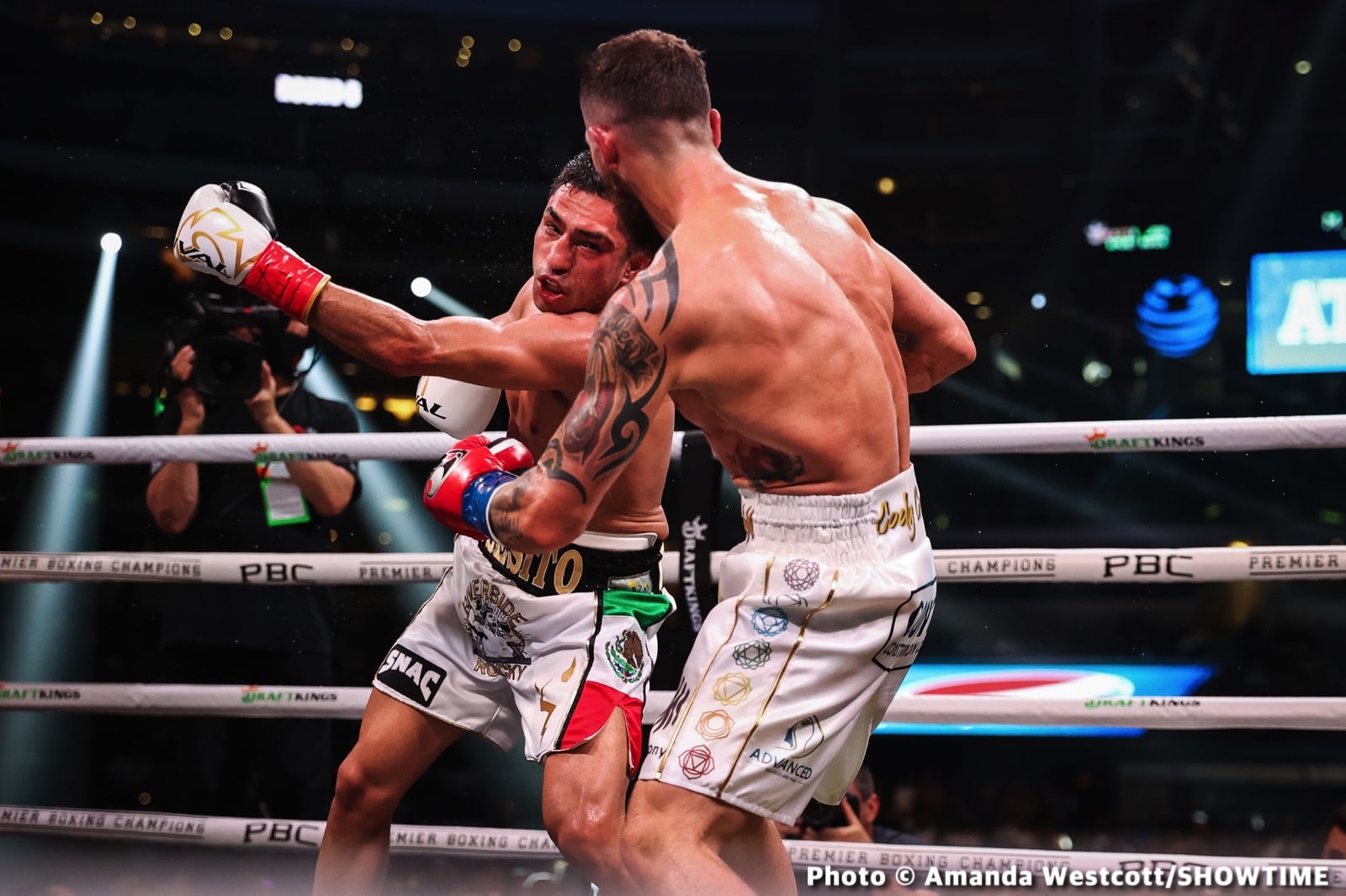 Photos: Spence TKOs Ugas in 10th, Cruz Dominates Gamboa