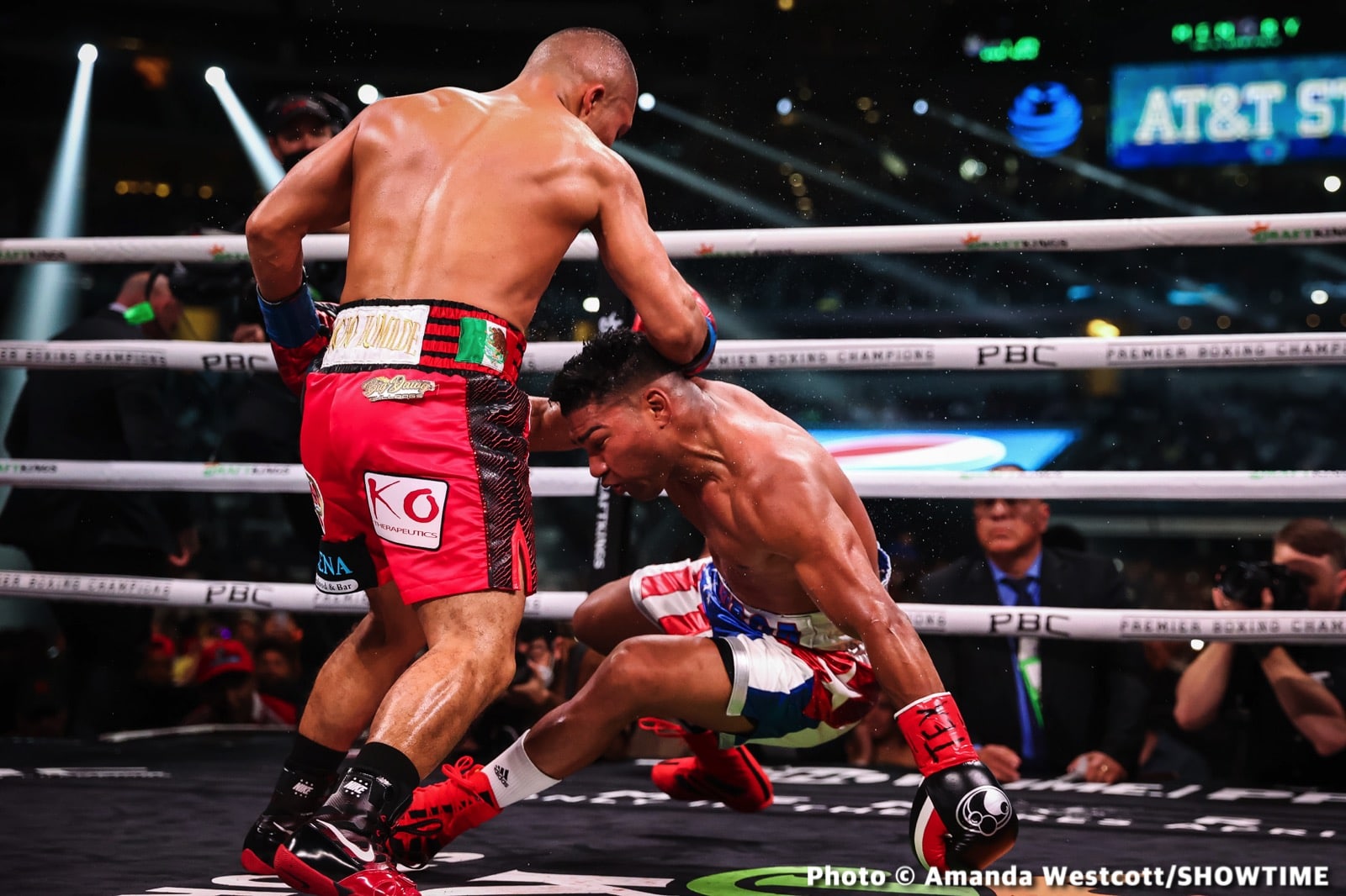Photos: Spence TKOs Ugas in 10th, Cruz Dominates Gamboa