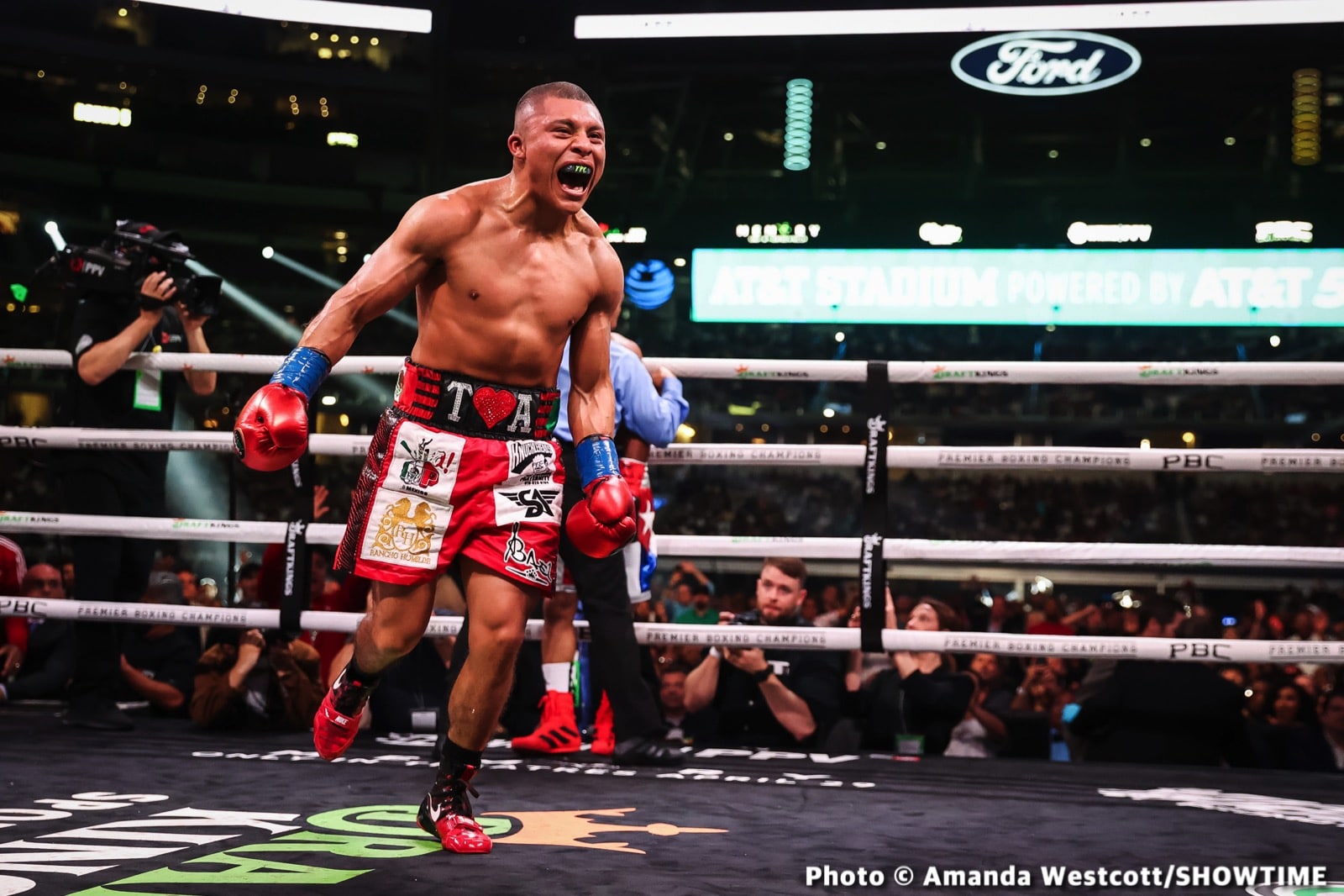 Photos: Spence TKOs Ugas in 10th, Cruz Dominates Gamboa