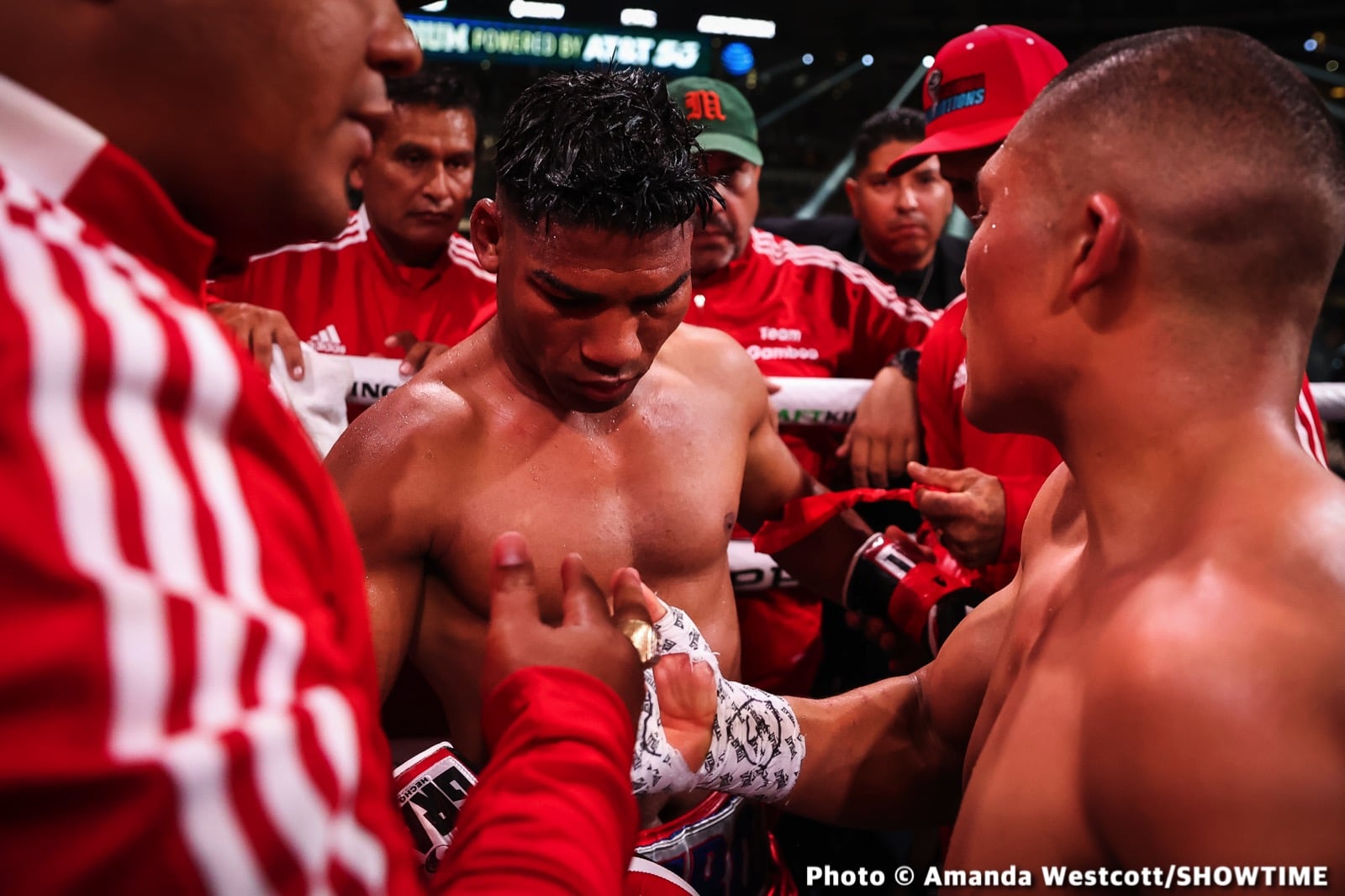 Photos: Spence TKOs Ugas in 10th, Cruz Dominates Gamboa