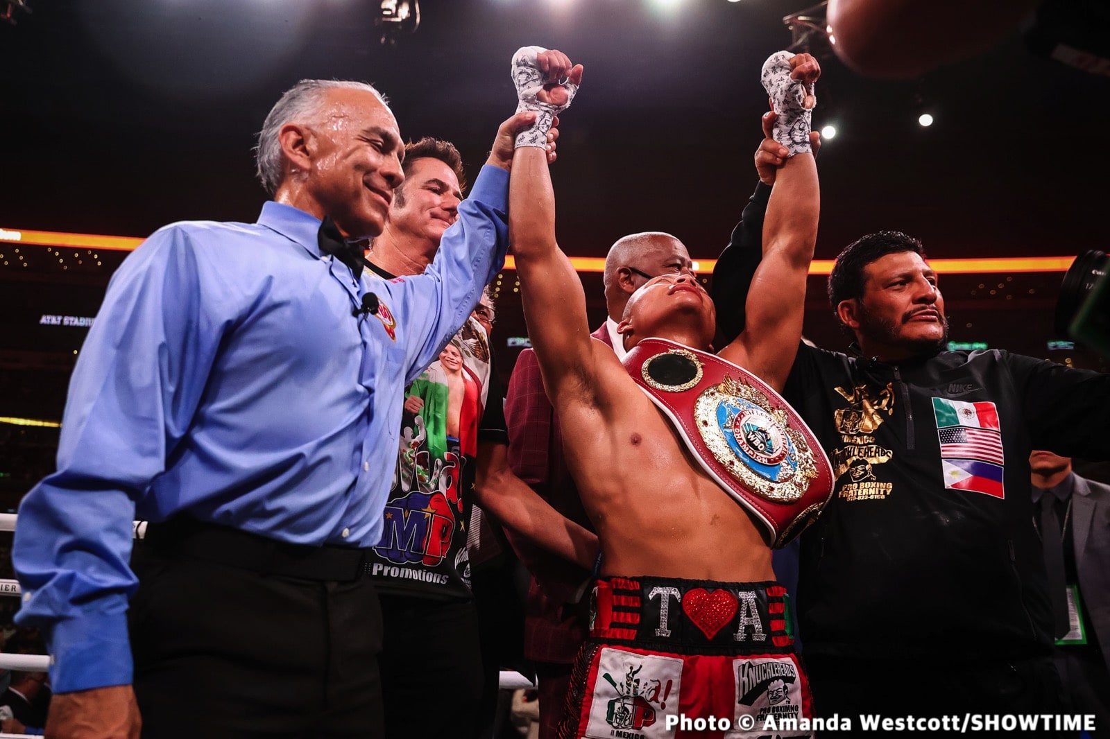 Photos: Spence TKOs Ugas in 10th, Cruz Dominates Gamboa