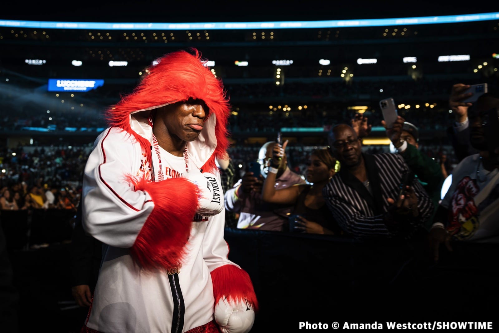 Photos: Spence TKOs Ugas in 10th, Cruz Dominates Gamboa