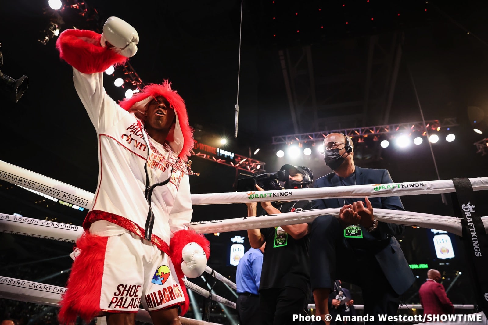 Photos: Spence TKOs Ugas in 10th, Cruz Dominates Gamboa