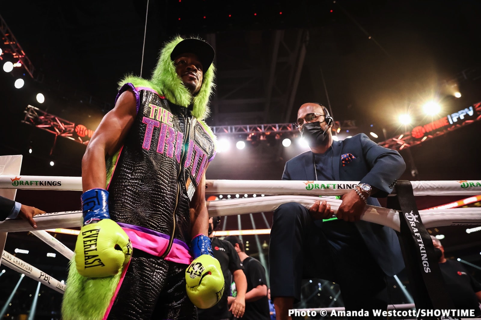 Photos: Spence TKOs Ugas in 10th, Cruz Dominates Gamboa