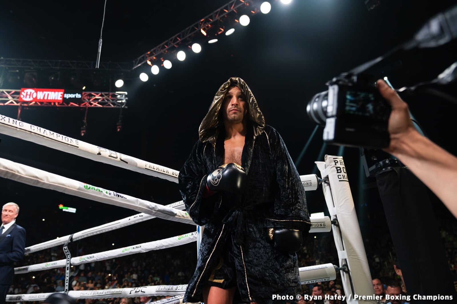 Boxing photo: David Benavidez, David Lemieux image Benavidez vs. Lemieux - LIVE action results from Glendale, AZ
