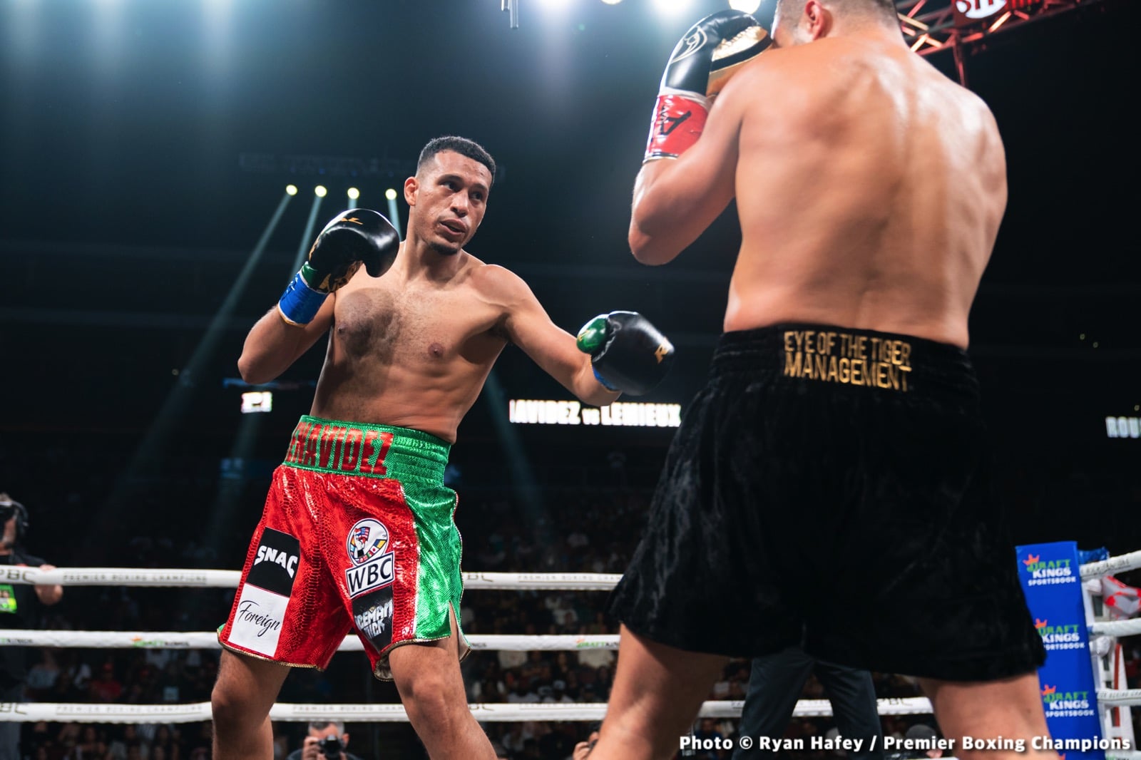 Boxing photo: David Benavidez, David Lemieux image Benavidez vs. Lemieux - LIVE action results from Glendale, AZ