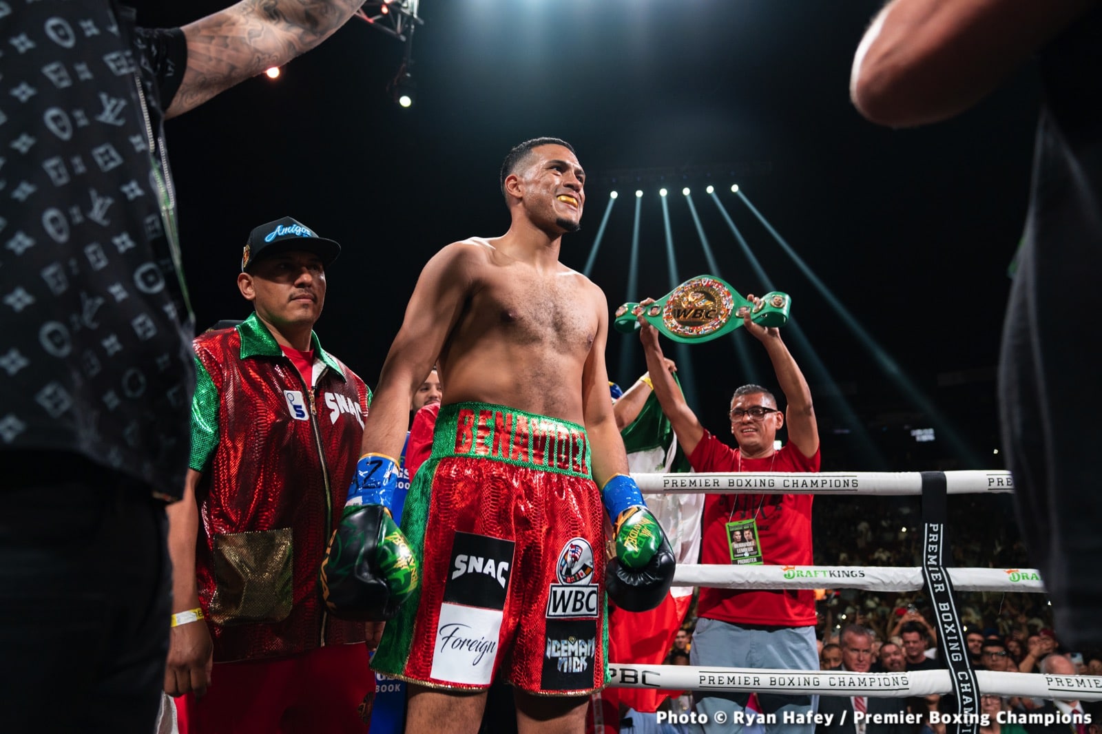 De La Hoya doesn't see Canelo vs. Benavidez fight happening