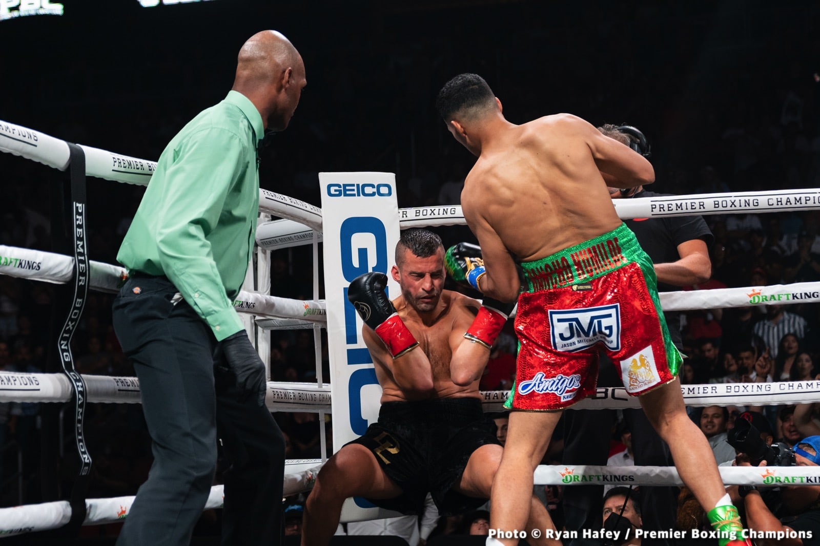 Boxing photo: David Benavidez, David Lemieux image Benavidez vs. Lemieux - LIVE action results from Glendale, AZ