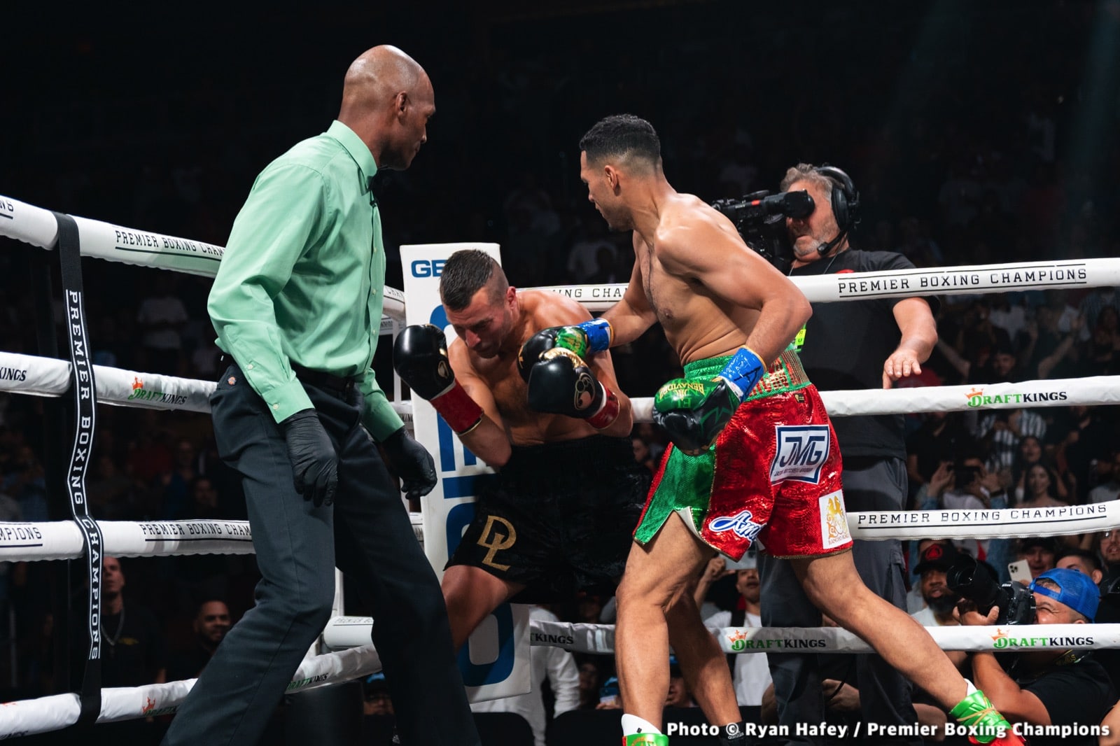 Boxing photo: David Benavidez, David Lemieux image Benavidez vs. Lemieux - LIVE action results from Glendale, AZ