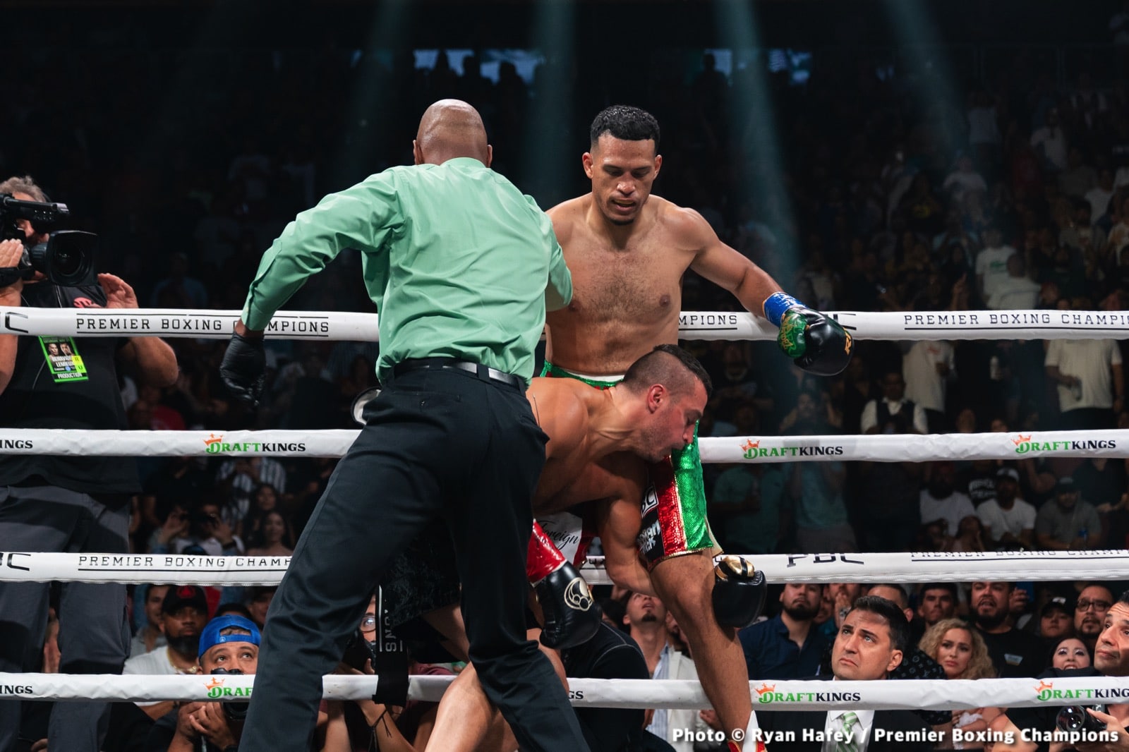 Boxing photo: David Benavidez, David Lemieux image Benavidez vs. Lemieux - LIVE action results from Glendale, AZ