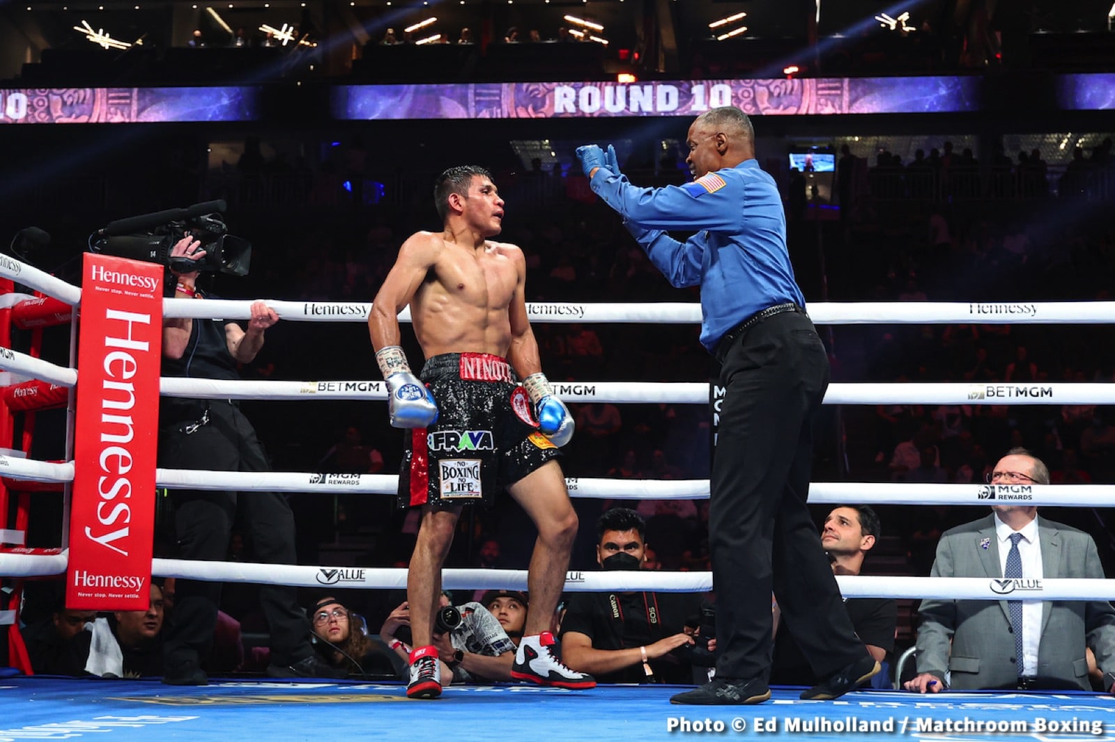 Canelo Alvarez vs. Dmitry Bivol - LIVE action results from Las Vegas