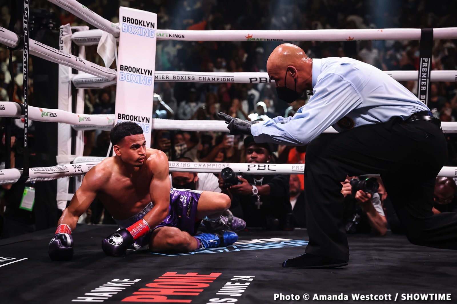 Photos Tank Davis Smashes Rolando Romero