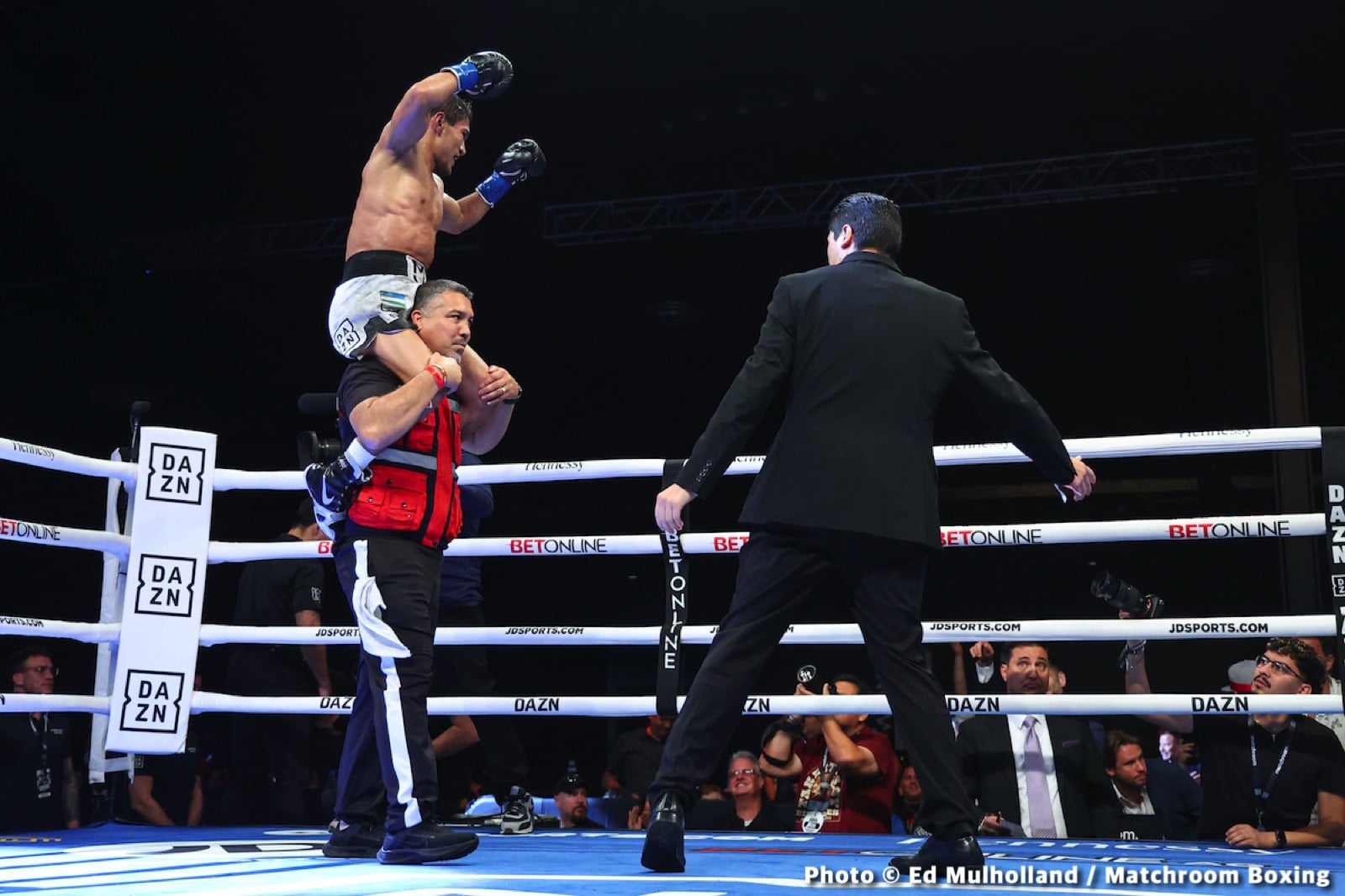 Photos: Rodriguez beats Sor Rungvisai, Akhmadaliev stops Rios