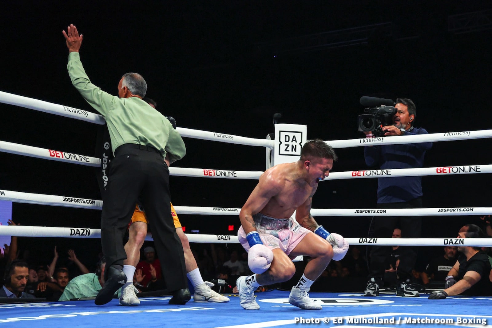 Photos: Rodriguez beats Sor Rungvisai, Akhmadaliev stops Rios