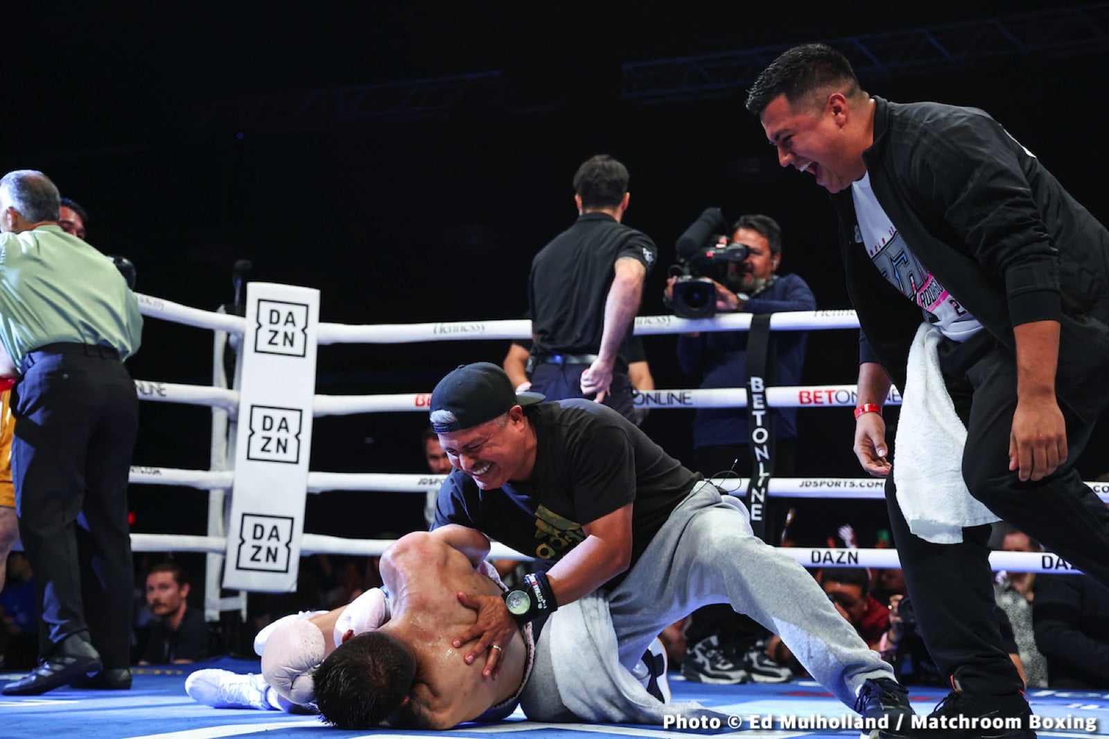 Photos: Rodriguez beats Sor Rungvisai, Akhmadaliev stops Rios