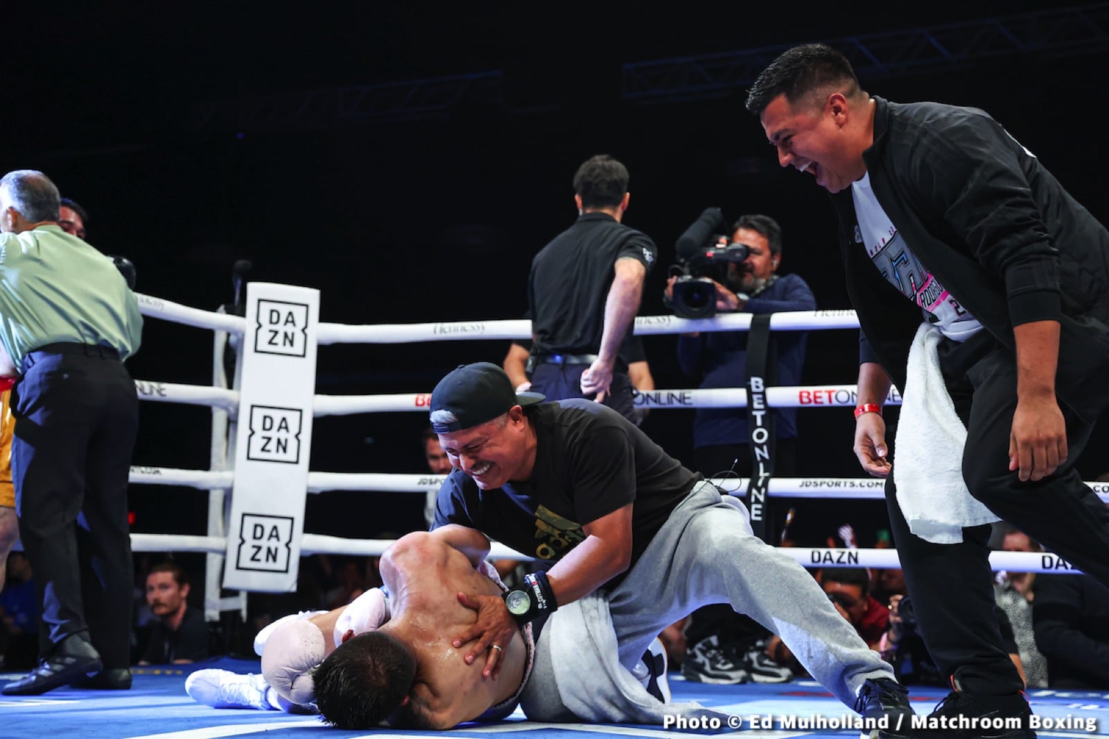 Photos: Rodriguez beats Sor Rungvisai, Akhmadaliev stops Rios