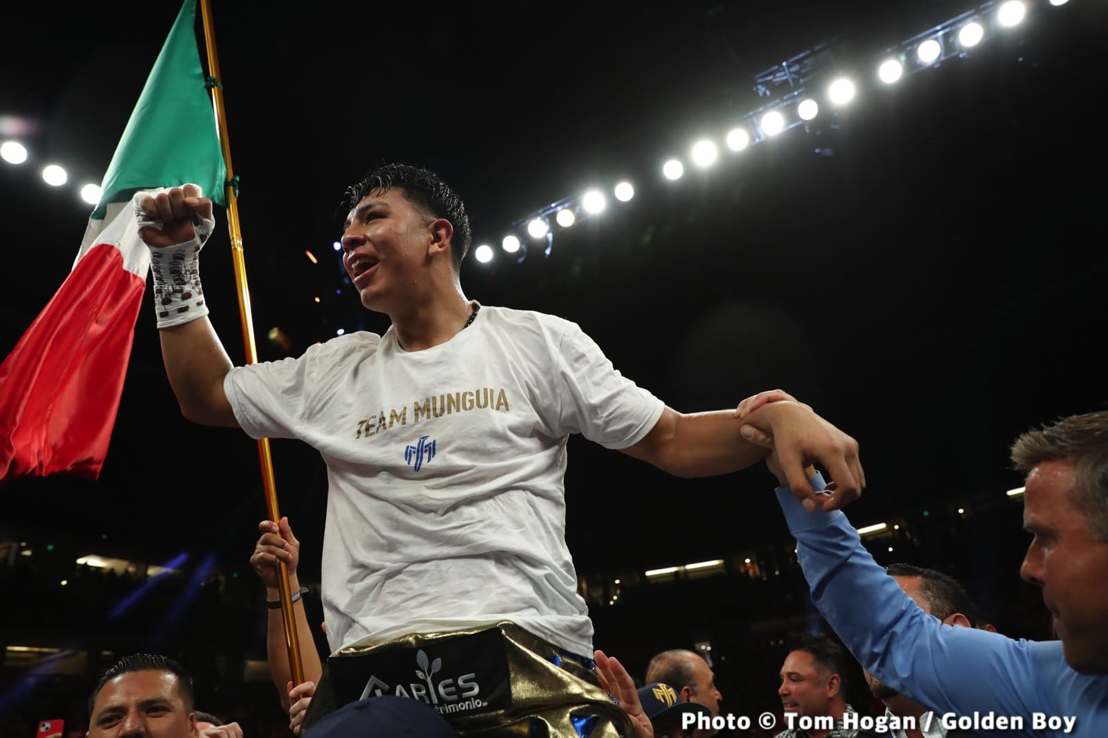 Photos: Jaime Munguia defeats Jimmy Kelly