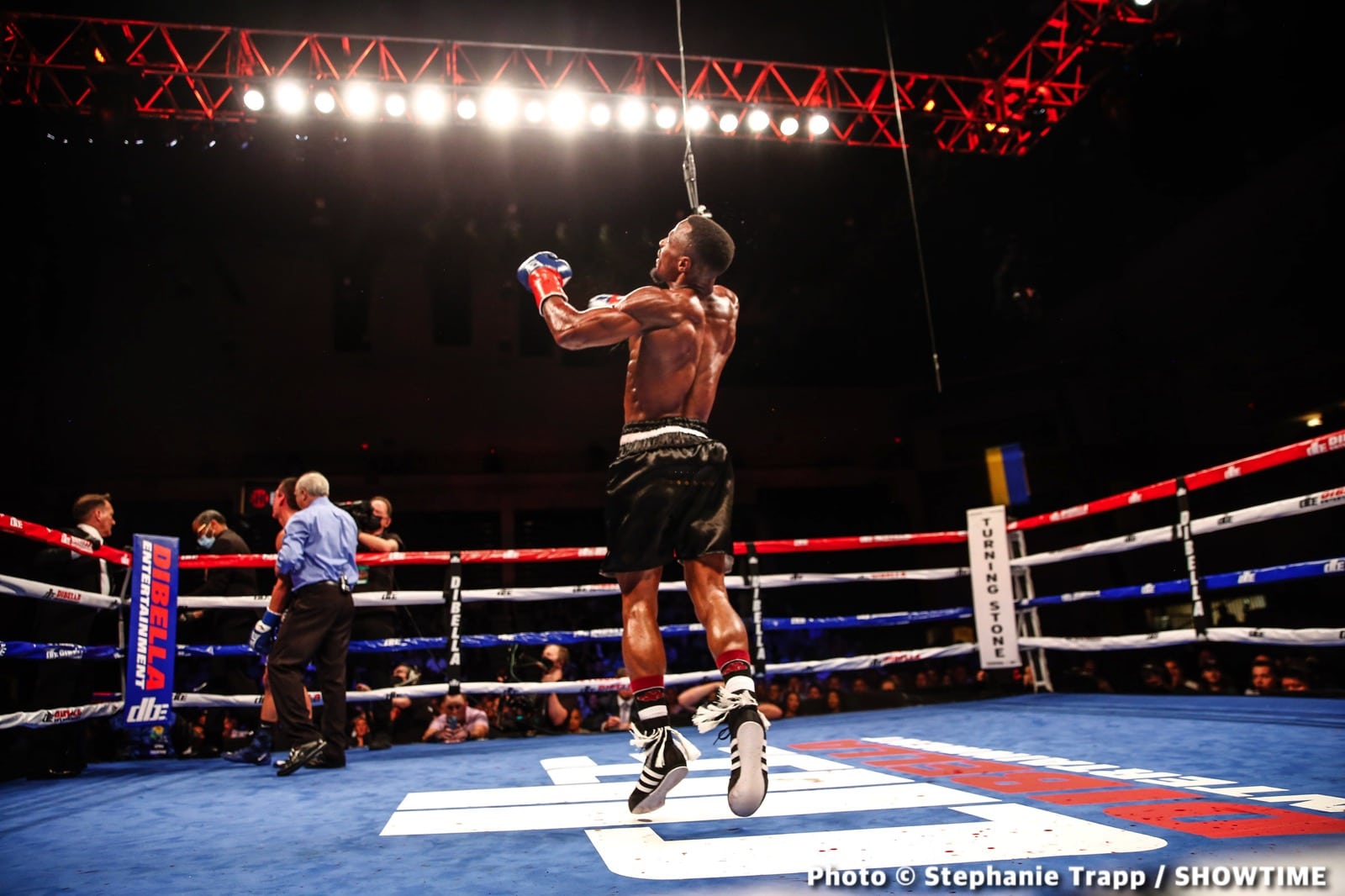 Bakhodir Jalolov KOs Mulowayi on Showtime - Boxing Results