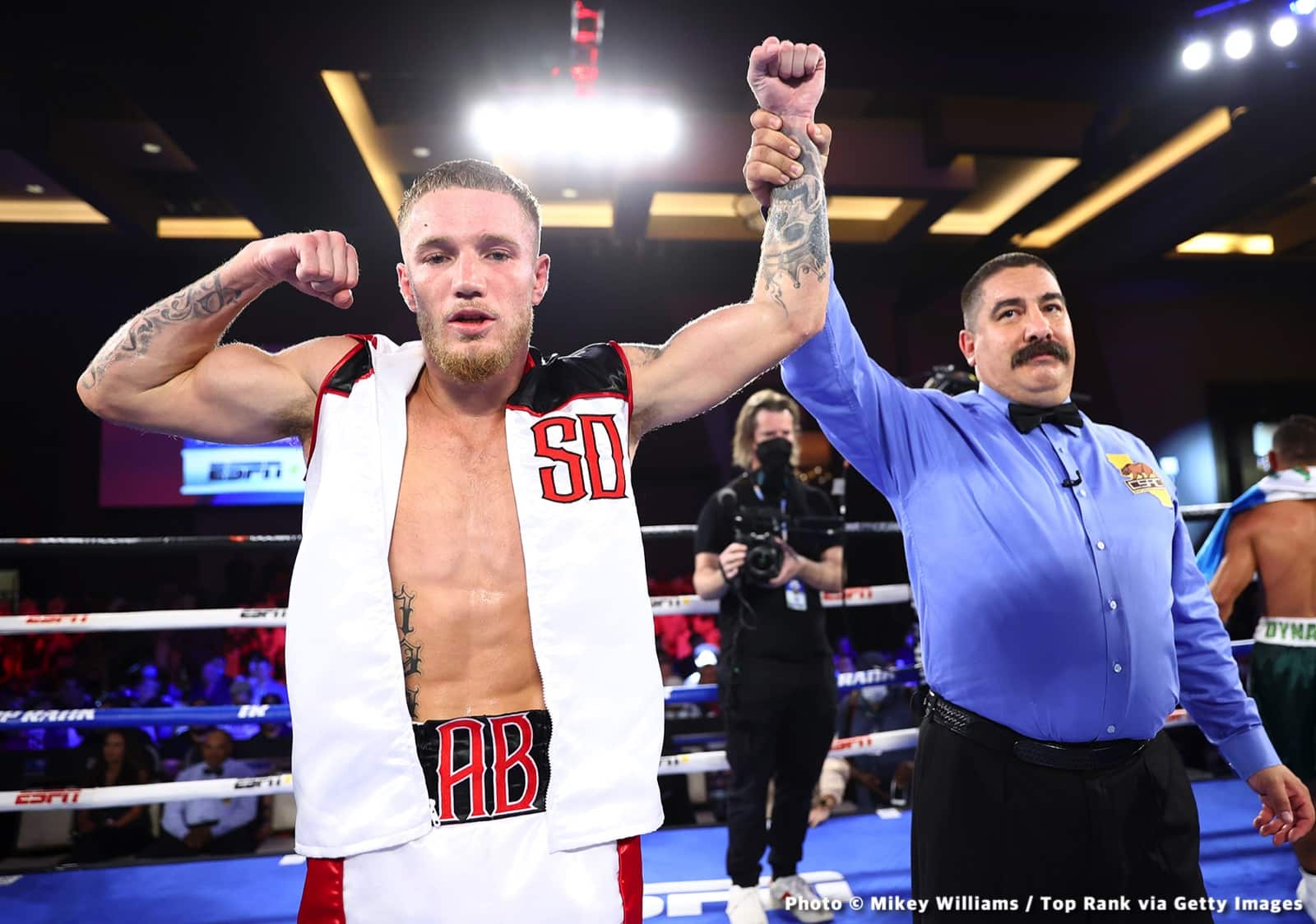 Photos: Barboza Jr. outboxes Zorrilla, Torrez Jr. Improves to 2-0