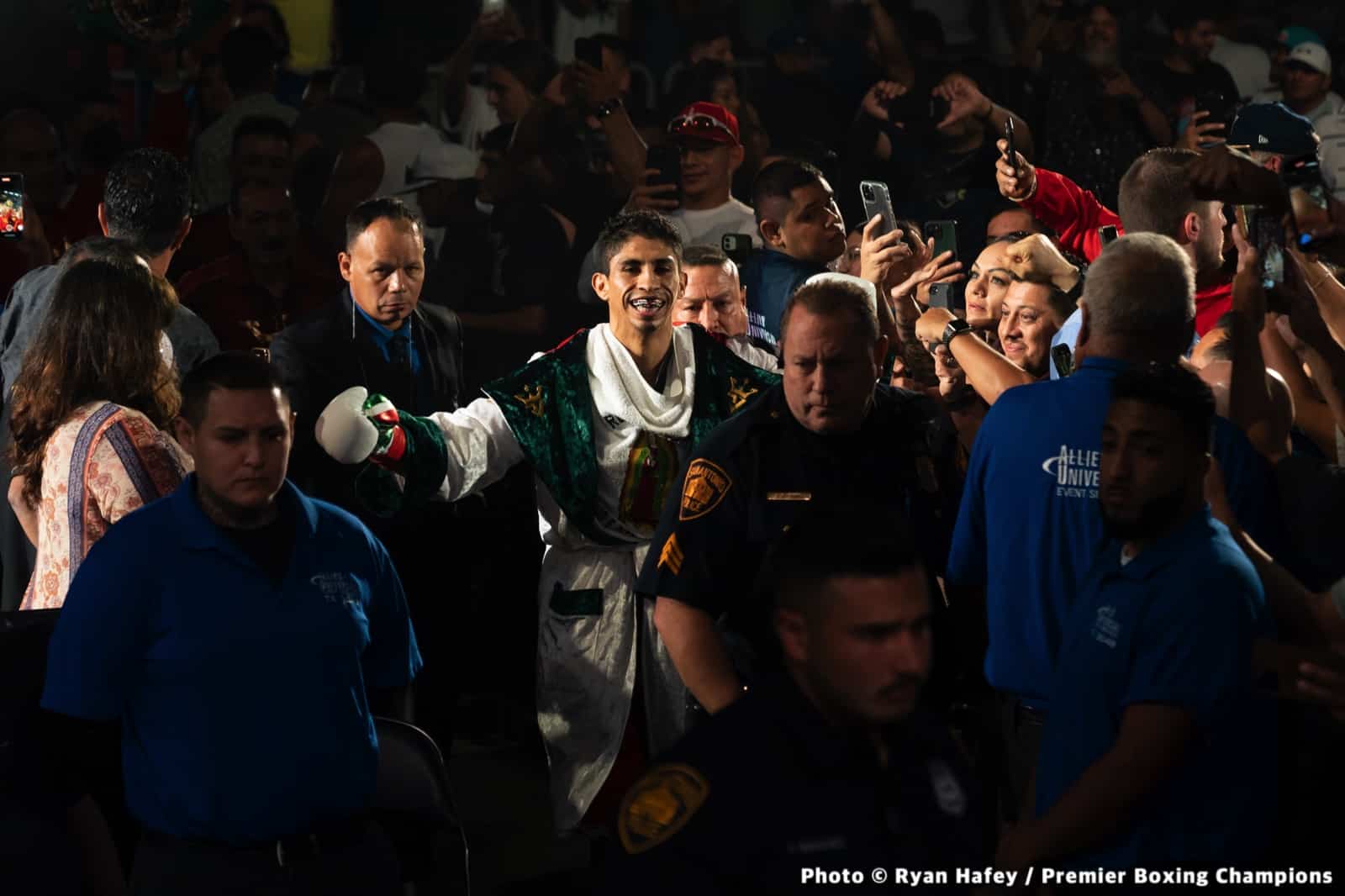Photos: Rey Vargas dethrones Mark Magsayo In San Antonio