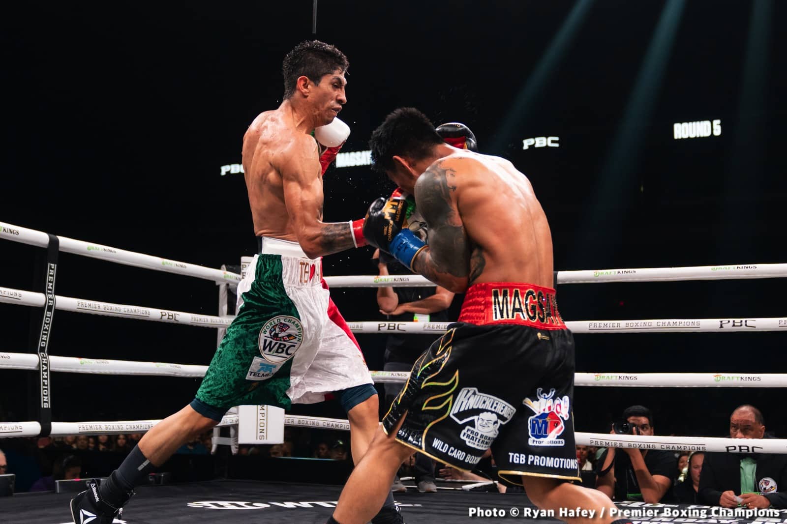 Photos: Rey Vargas dethrones Mark Magsayo In San Antonio