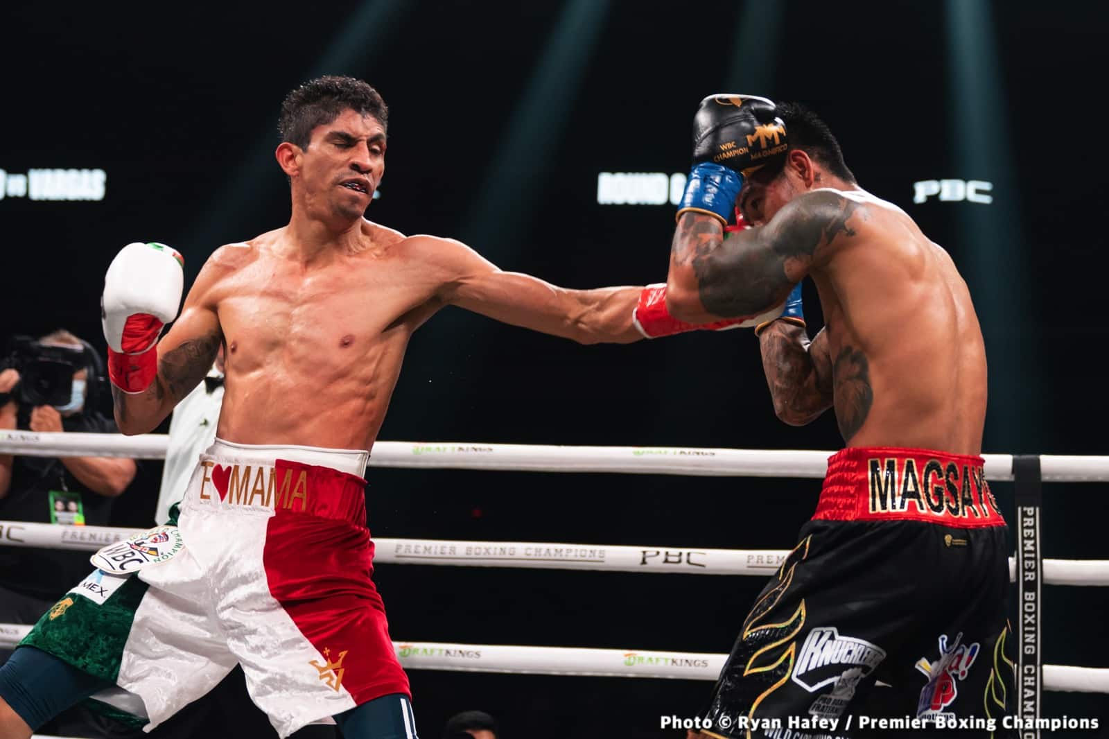 Photos: Rey Vargas dethrones Mark Magsayo In San Antonio
